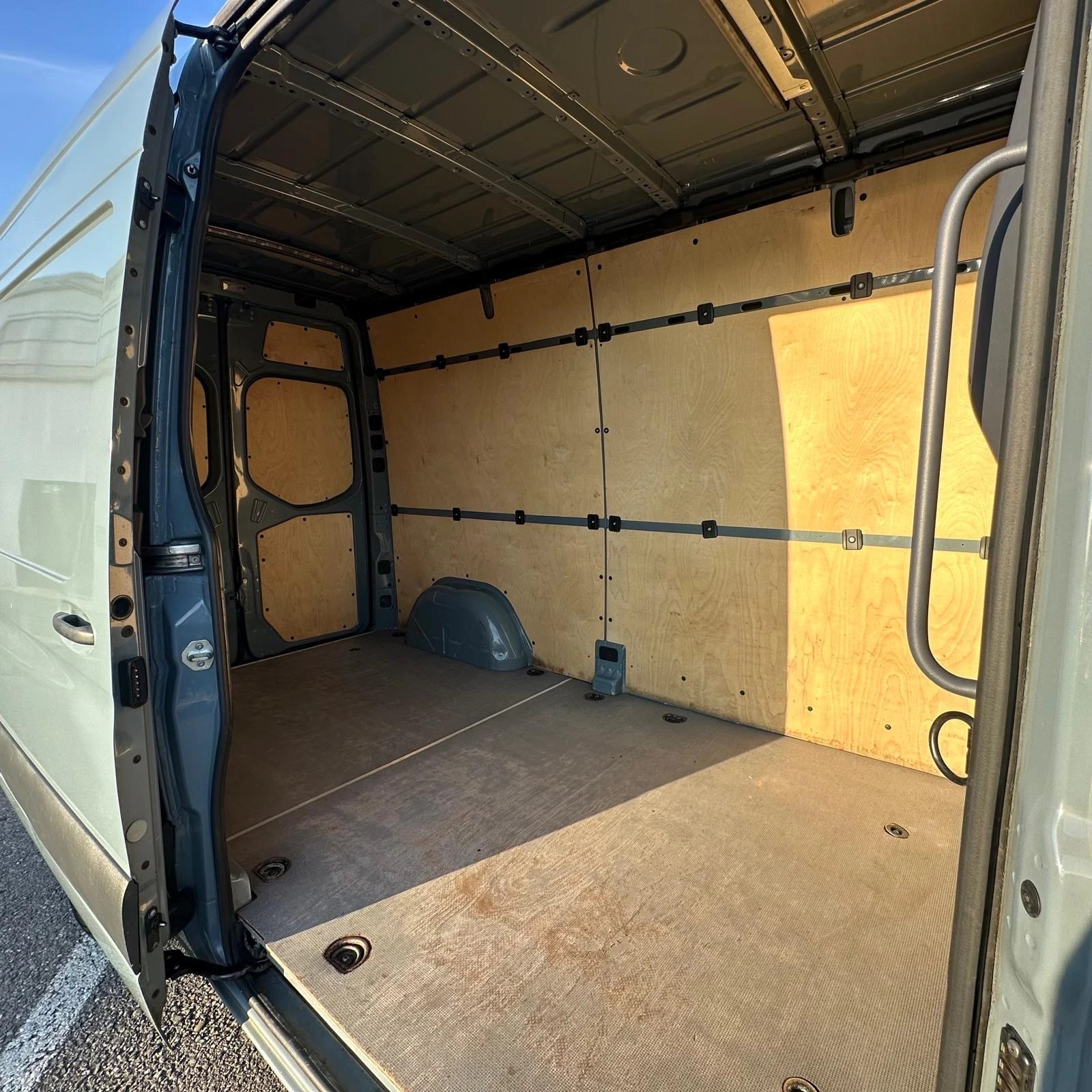 MERCEDES-BENZ Sprinter 214 CDI Standard 9G-TRONIC FWD-image-11
