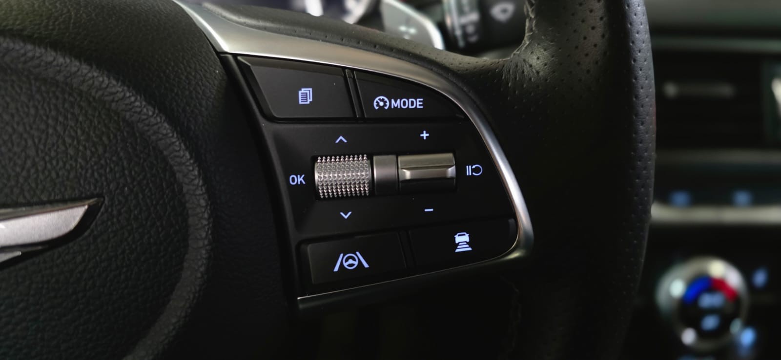 GENESIS G70 2.2 CRDI Luxury AT8 AWD-image-17