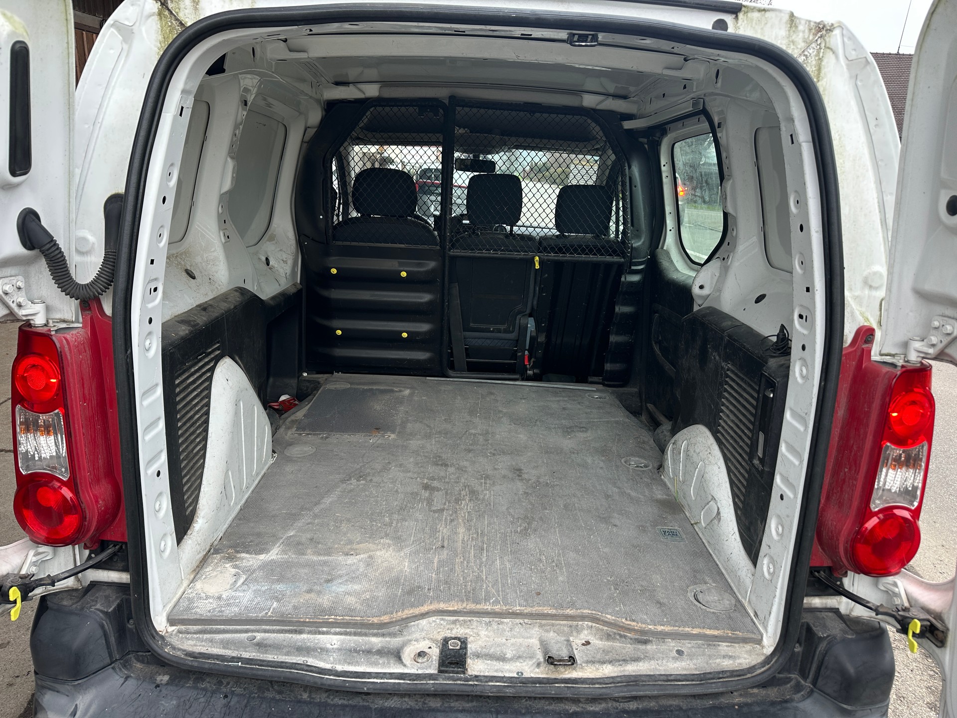 PEUGEOT Partner 1.6 VTi Urban-image-10