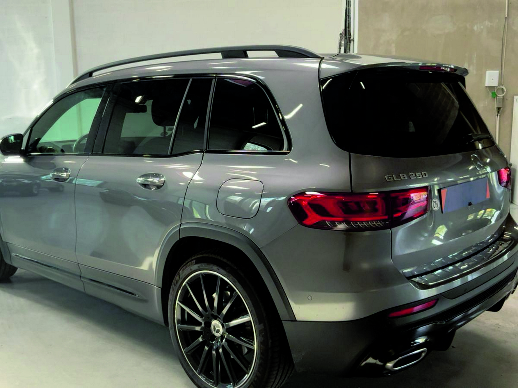 MERCEDES-BENZ GLB 250 4Matic AMG Line 8G-Tronic-image-3