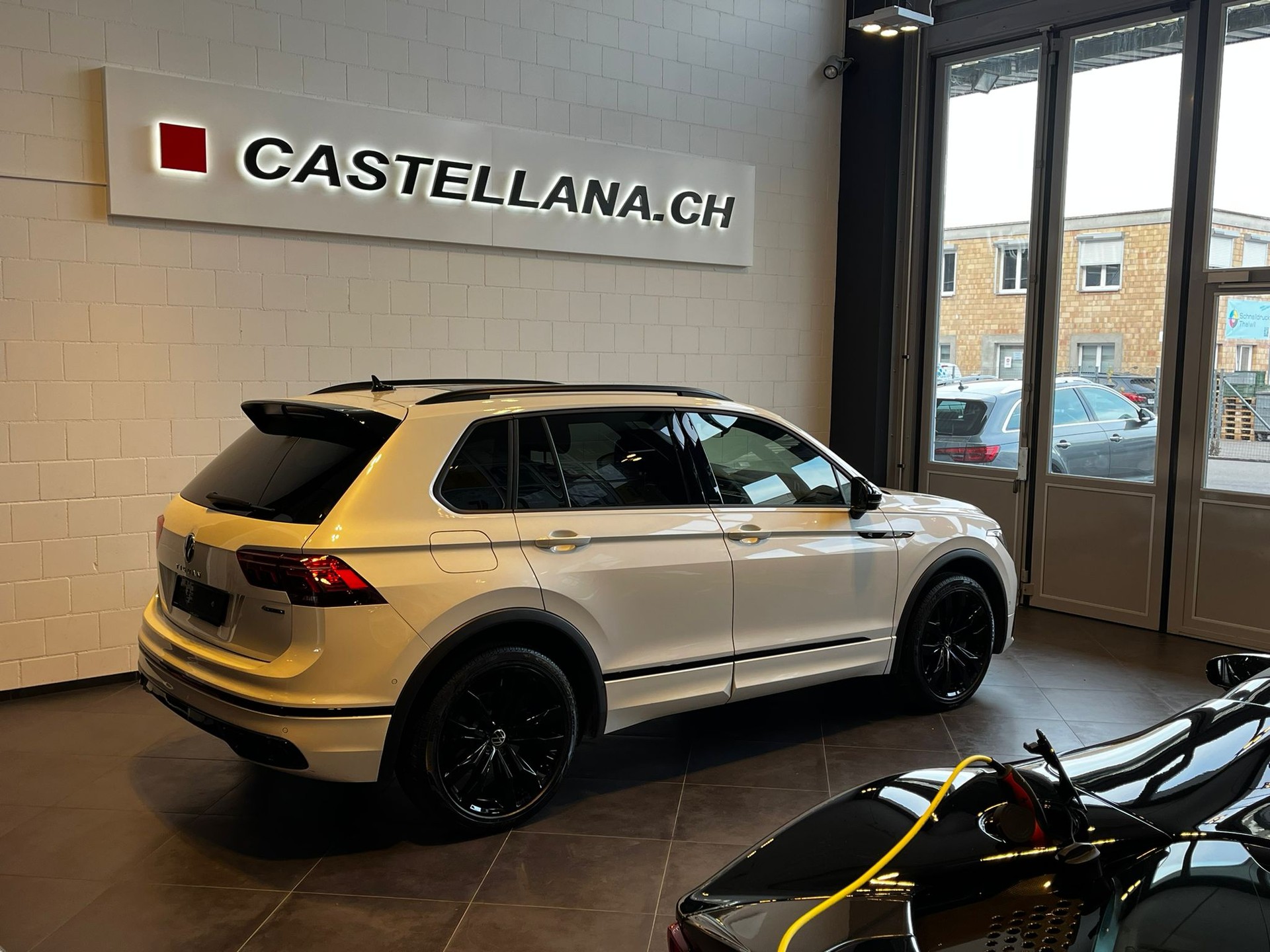 VW Tiguan 2.0TSI R-Line 4Motion DSG-image-5