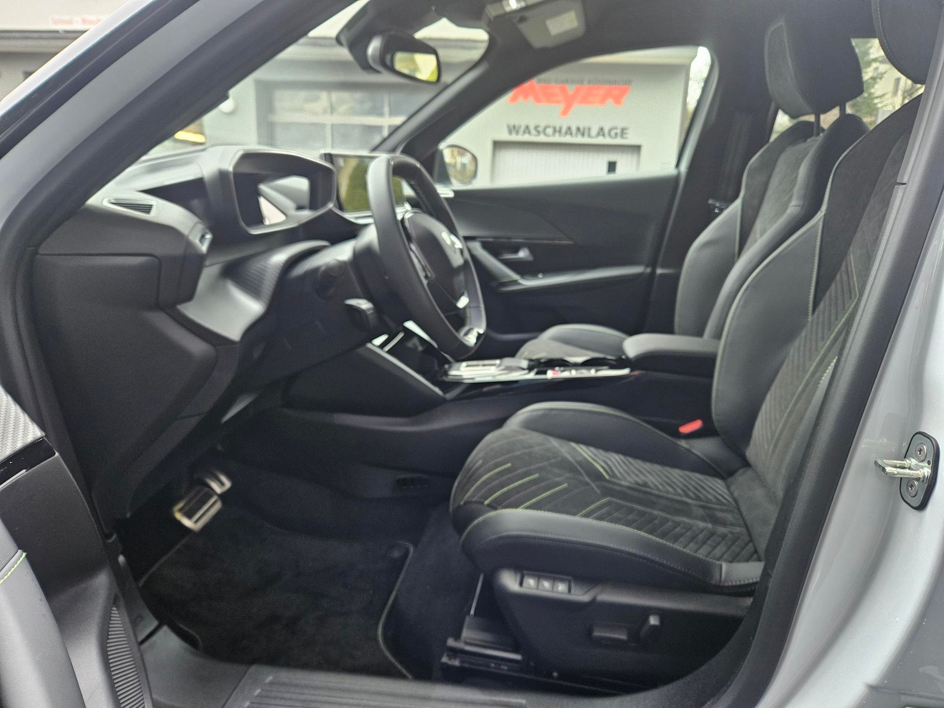 PEUGEOT 2008 1.2 Hybrid 145 GT-image-7