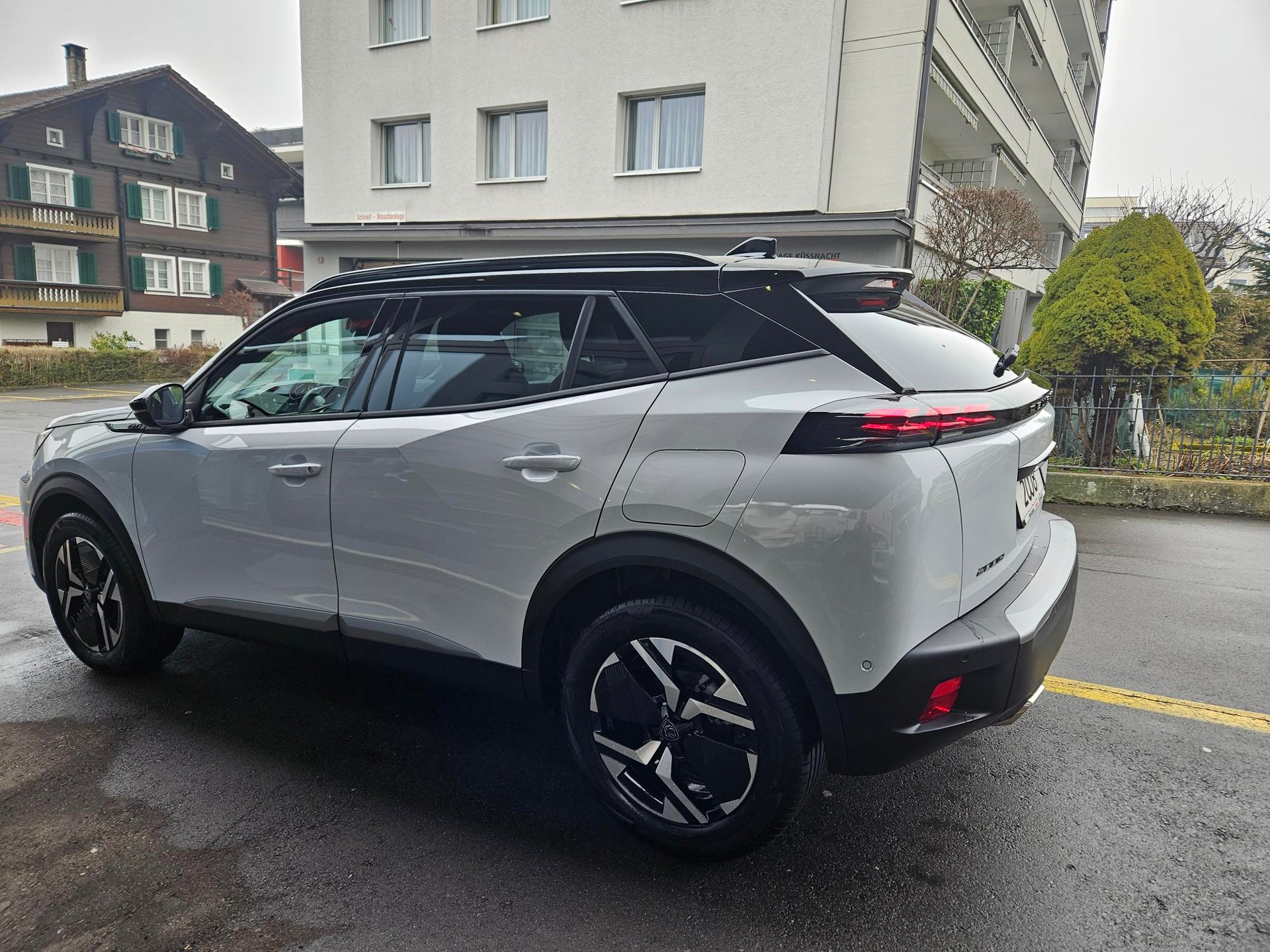 PEUGEOT 2008 1.2 Hybrid 145 GT-showroom-element-2
