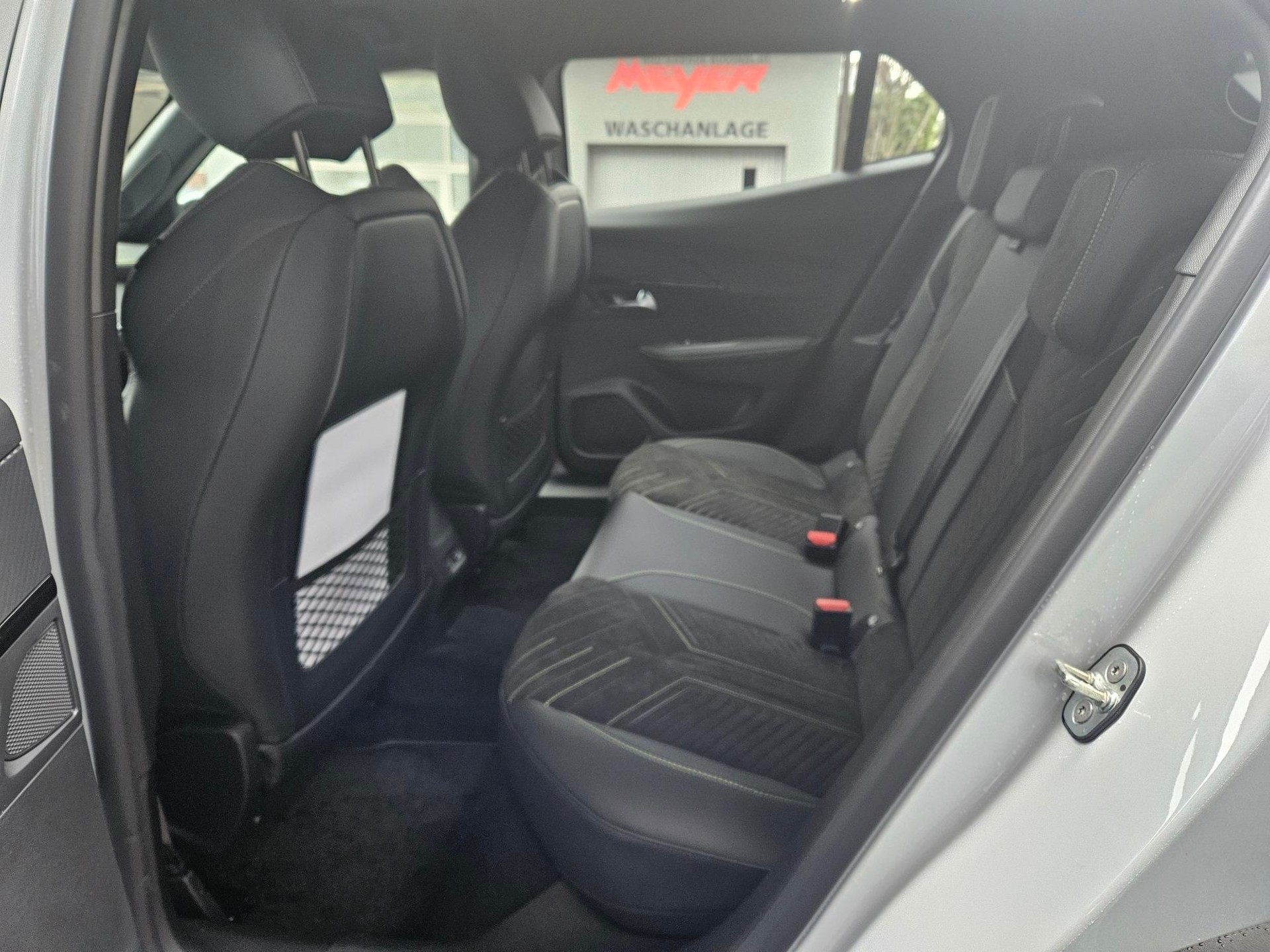 PEUGEOT 2008 1.2 Hybrid 145 GT-image-8