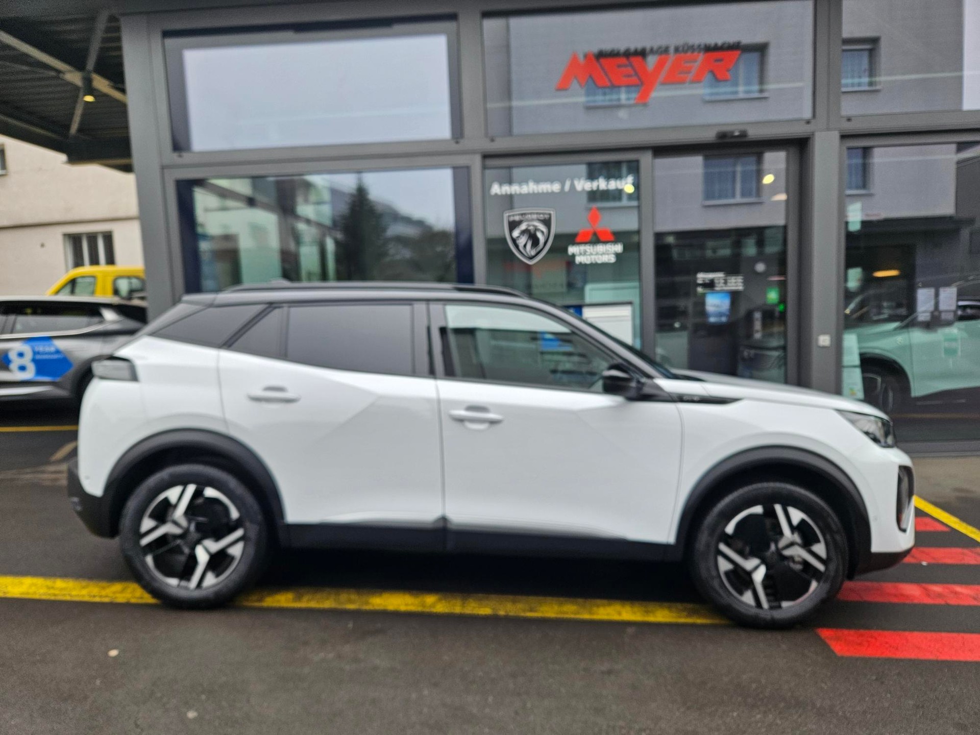PEUGEOT 2008 1.2 Hybrid 145 GT-showroom-element-1