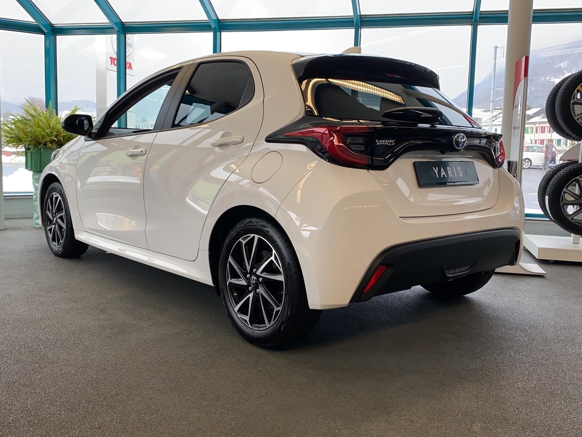 TOYOTA Yaris 1.5 VVT-i HSD Trend-image-2