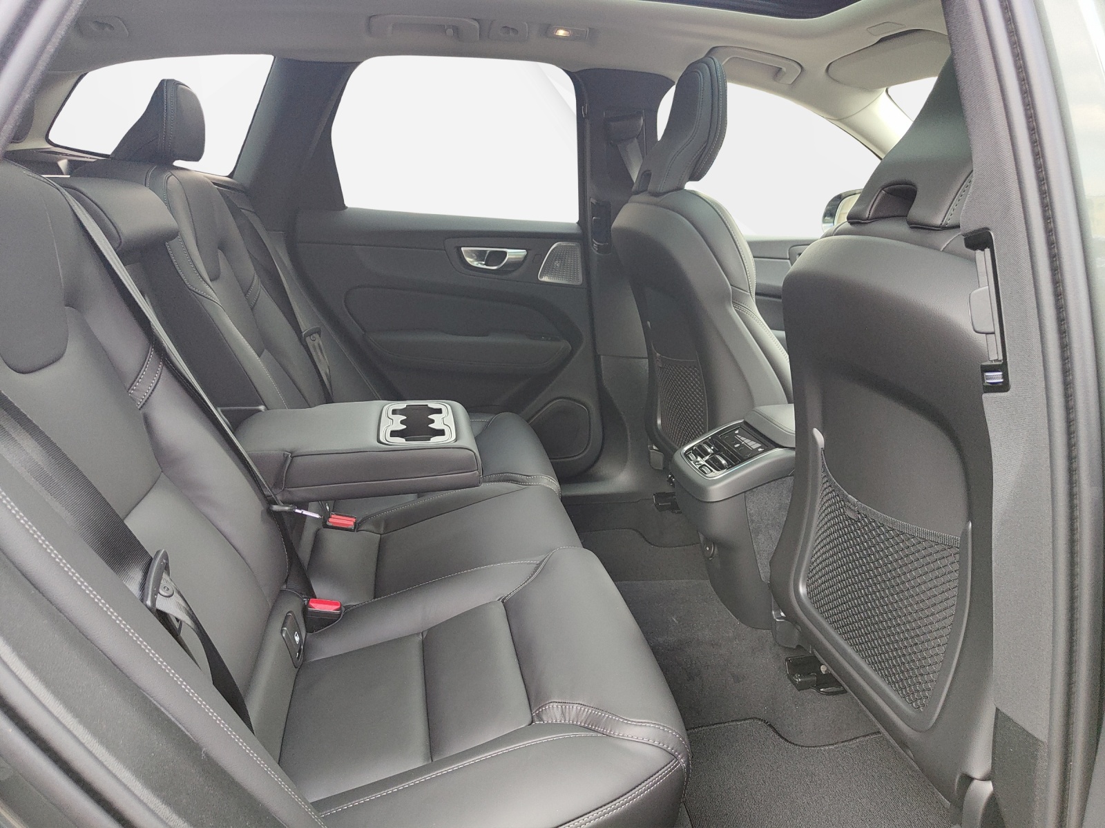 VOLVO XC60 2.0 B5 MH Ultra Dark AWD-image-5