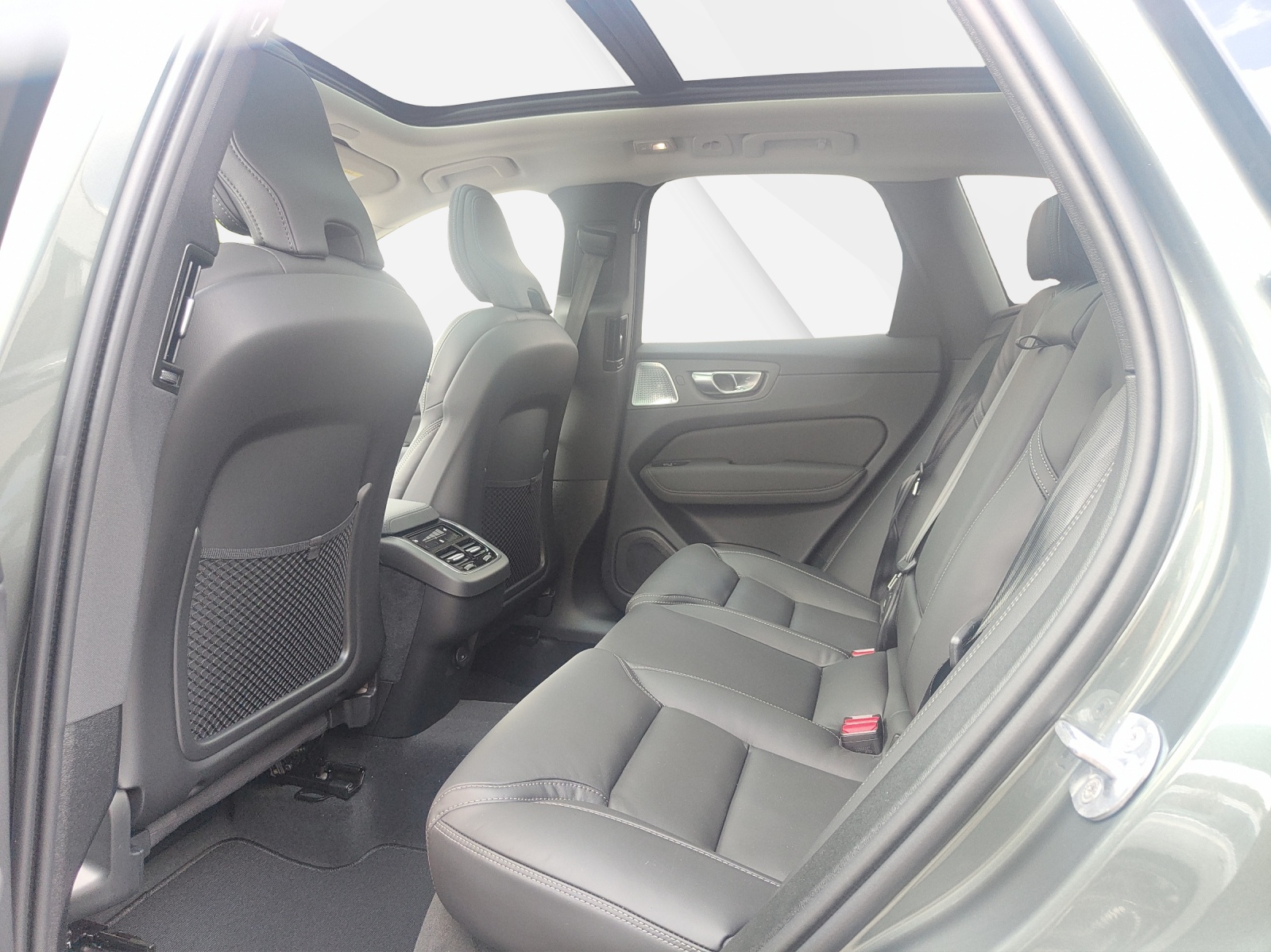 VOLVO XC60 2.0 B5 MH Ultra Dark AWD-image-4
