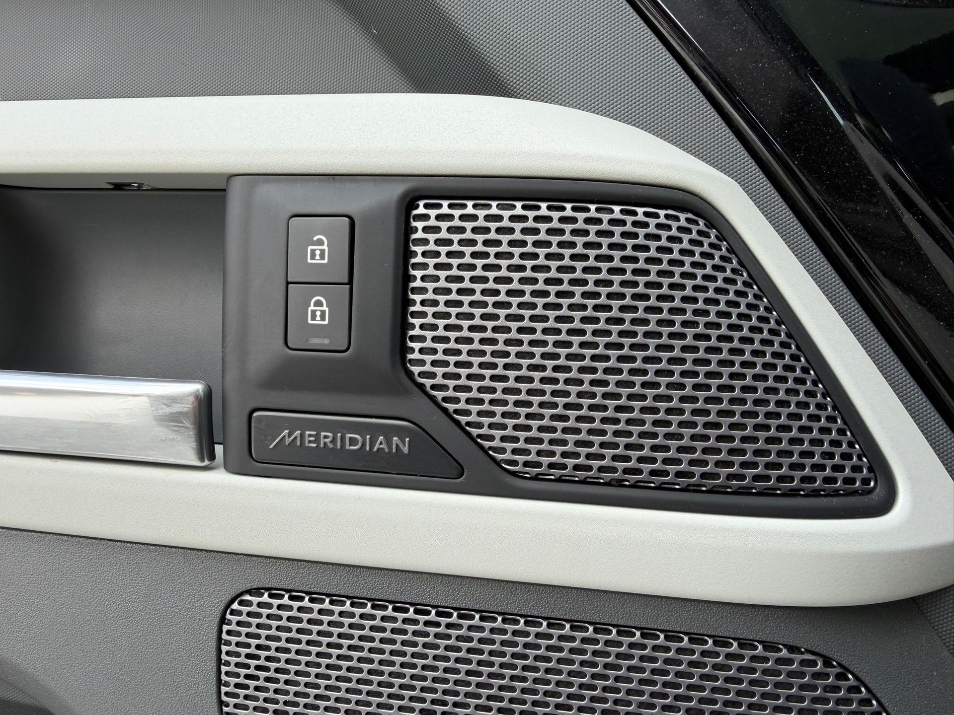 LAND ROVER Defender 90 3.0D I6 250 X-Dynamic HSE AT8-image-8