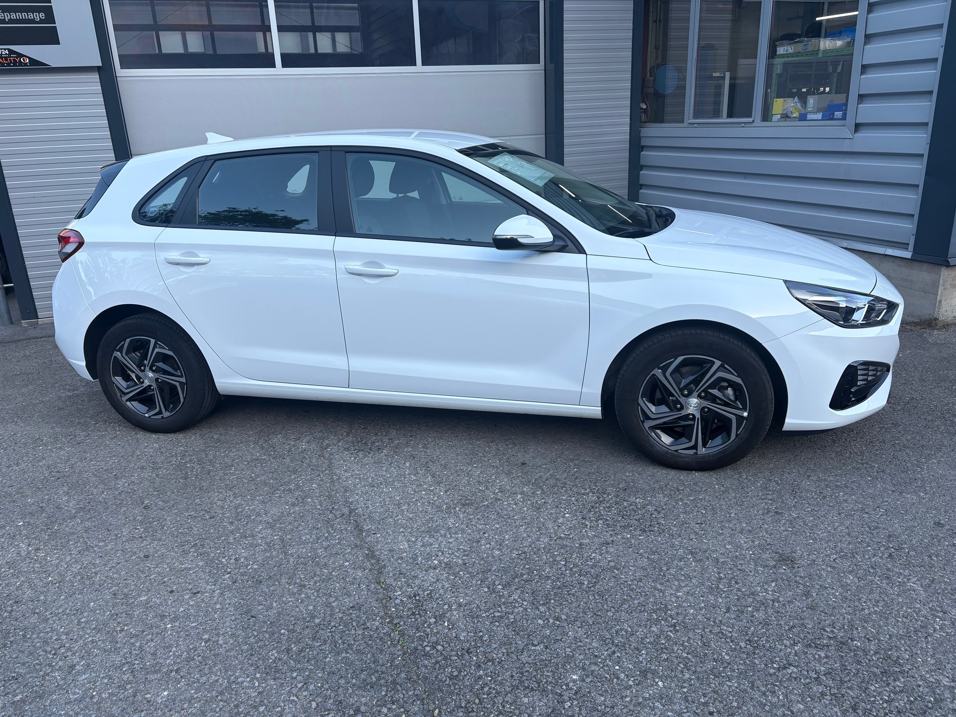 HYUNDAI i30-image-1