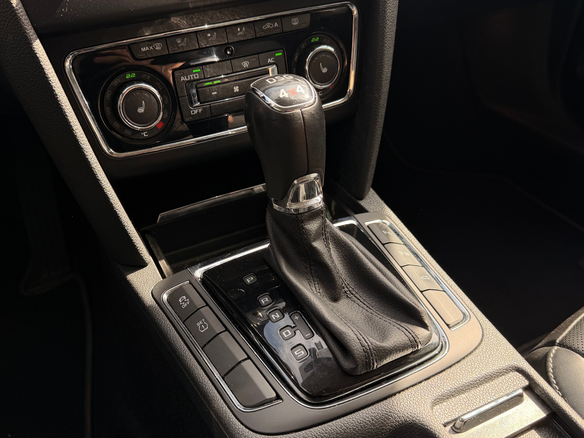 SKODA Superb Combi 2.0 TDi Elegance 4x4 DSG-image-18