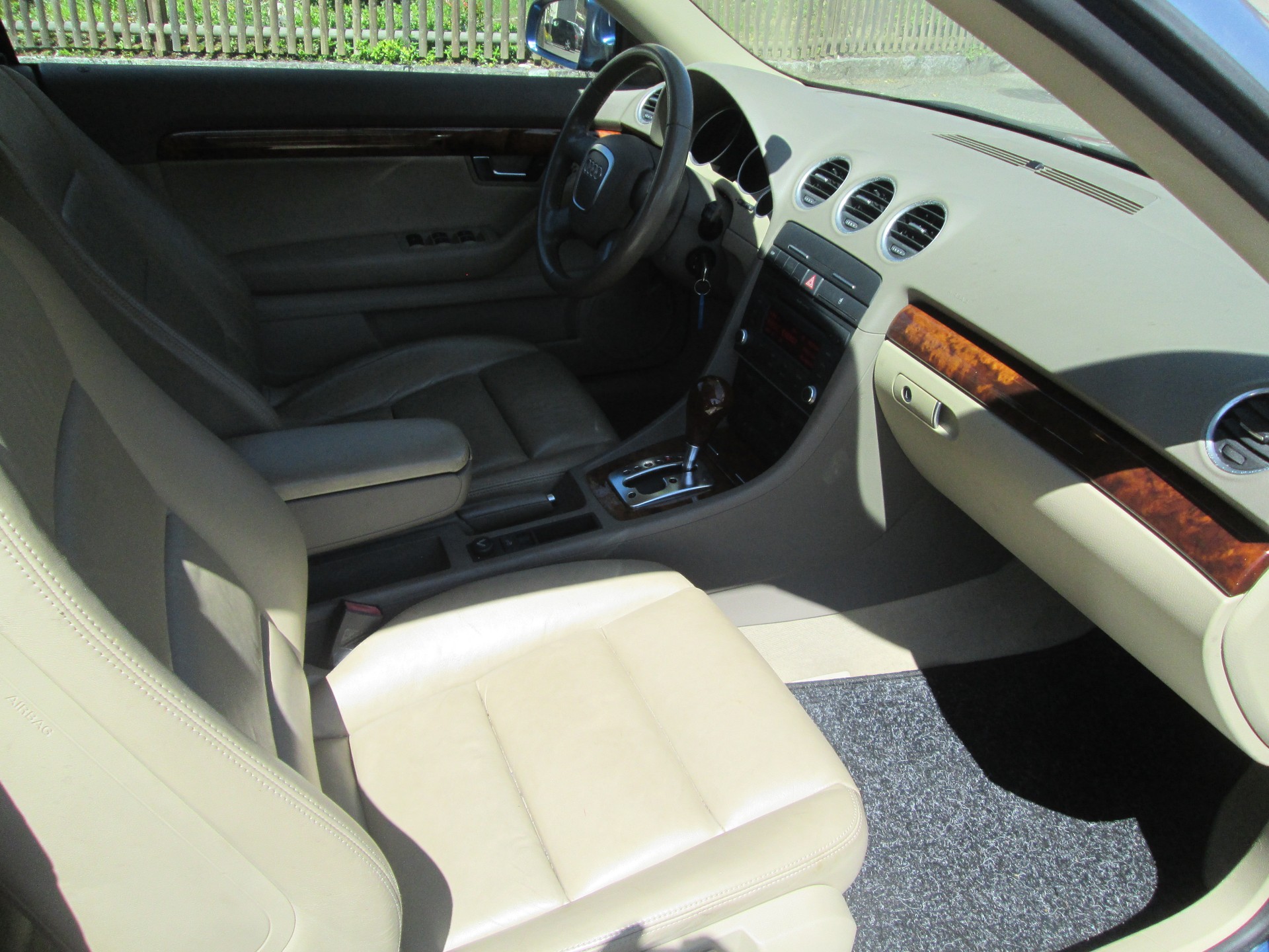 AUDI A4 Cabriolet 1.8 Turbo-image-10