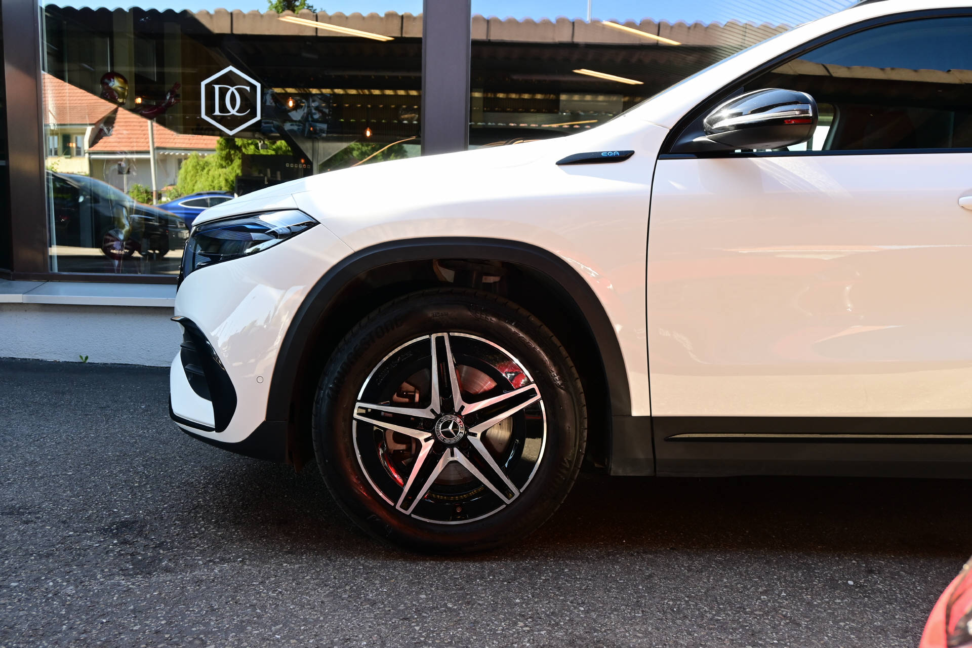 MERCEDES-BENZ EQA 250 AMG Line-showroom-element-3