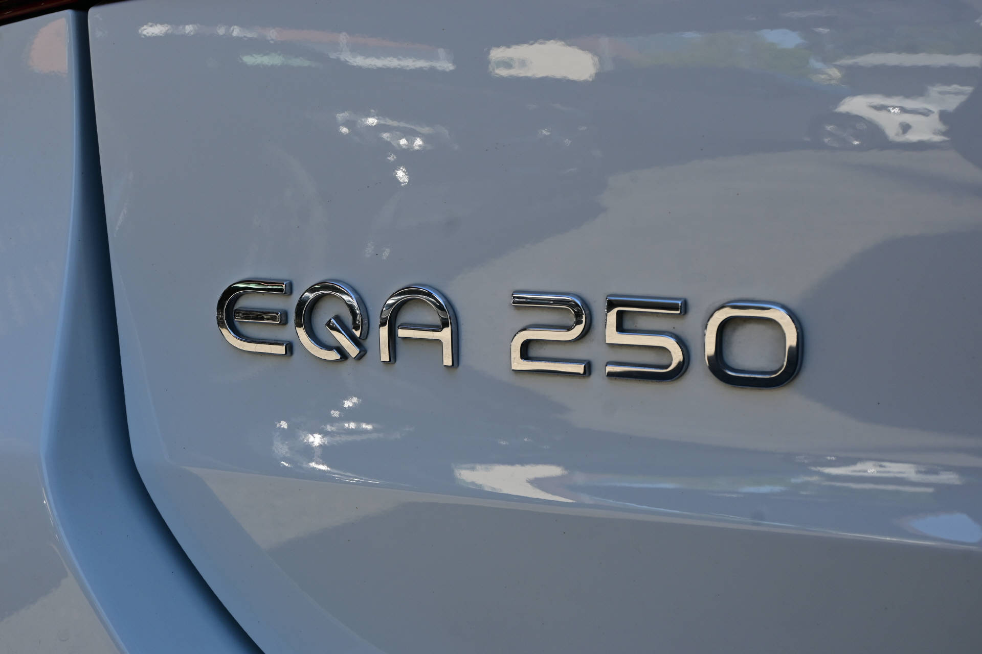 MERCEDES-BENZ EQA 250 AMG Line-image-9