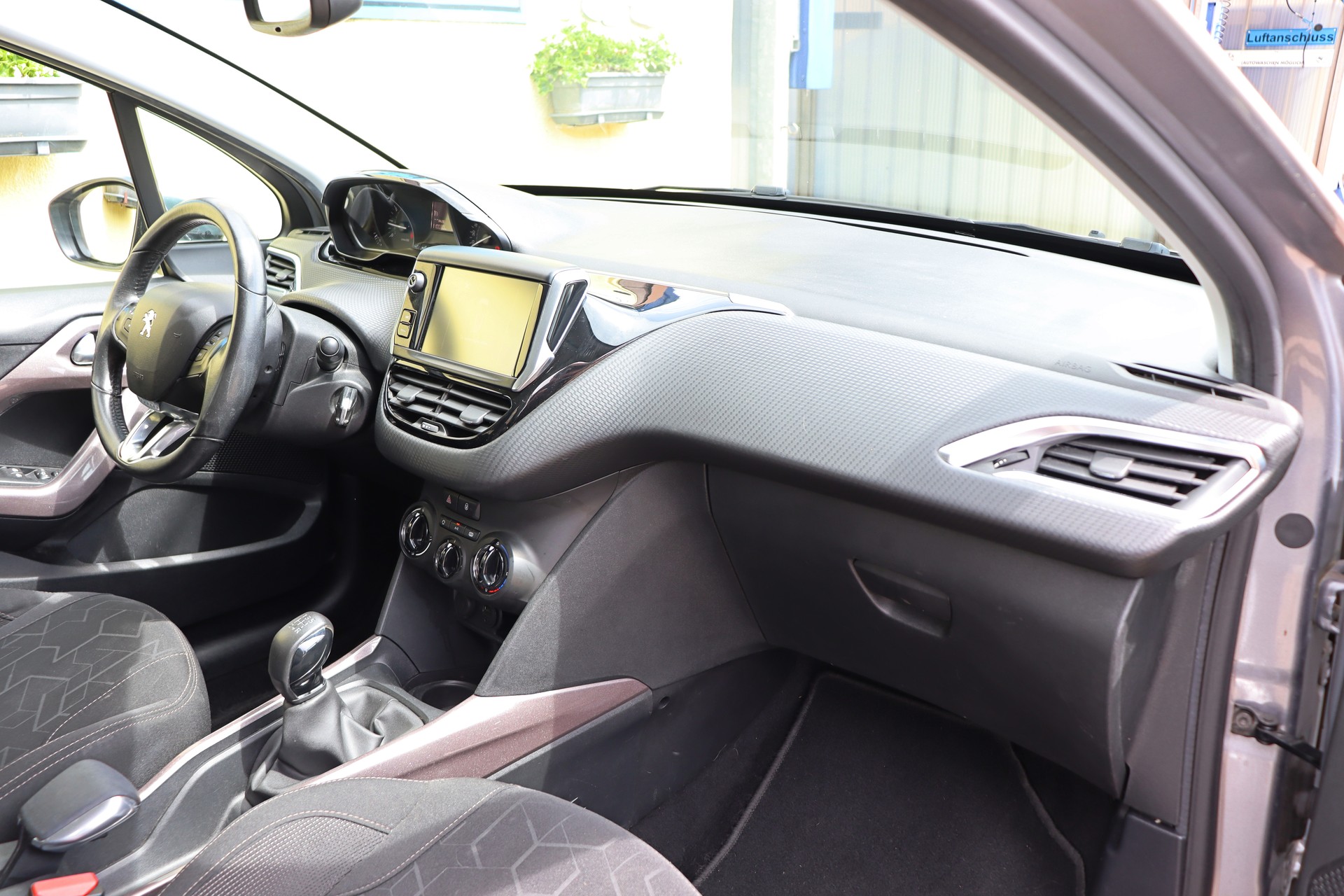 PEUGEOT 2008 1.2 VTI Style-image-7