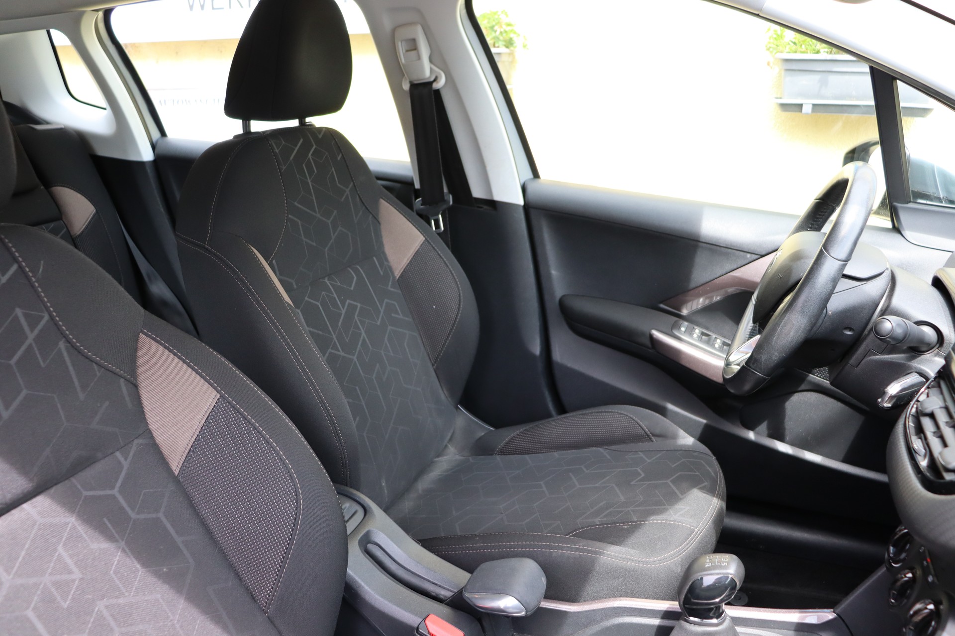 PEUGEOT 2008 1.2 VTI Style-image-10