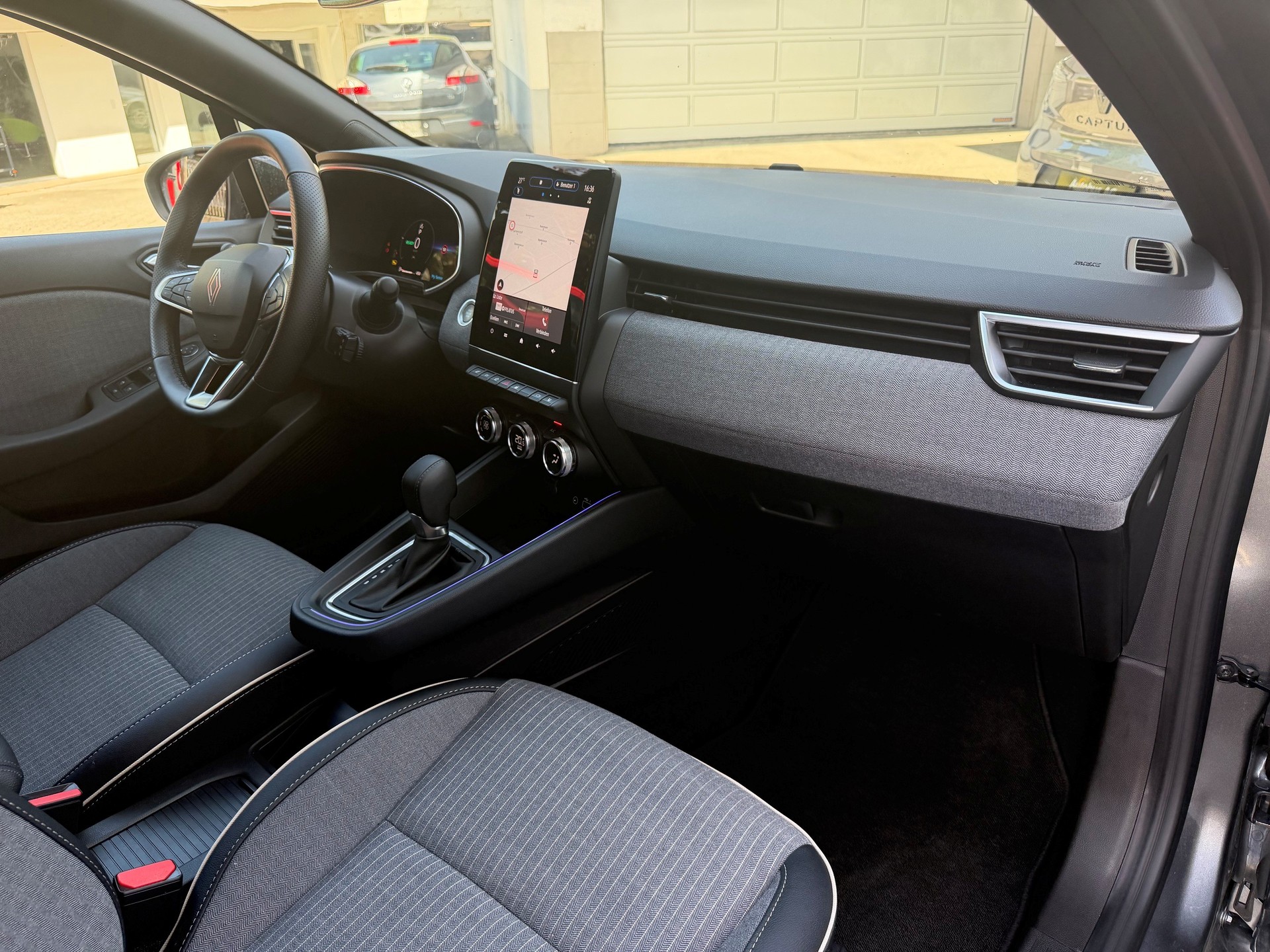 RENAULT Clio 1.6 E-Tech Techno-image-5