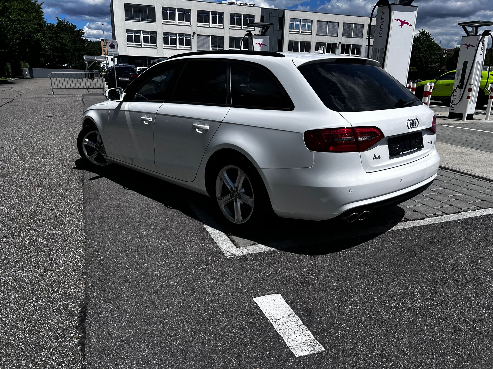 AUDI A4 Avant 2.0 TDI quattro-image-5