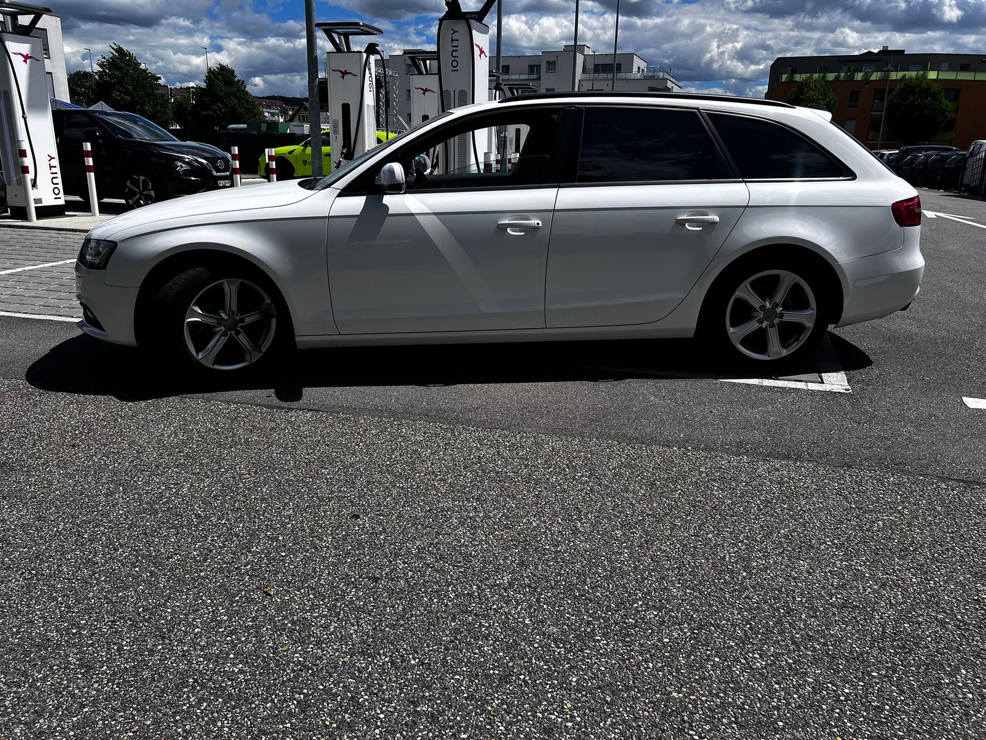 AUDI A4 Avant 2.0 TDI quattro-image-2