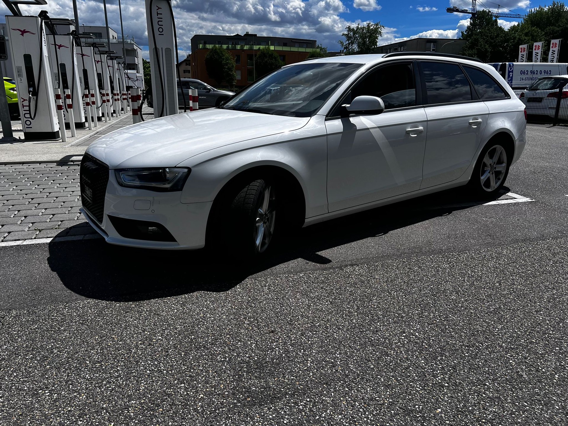 AUDI A4 Avant 2.0 TDI quattro-image-1