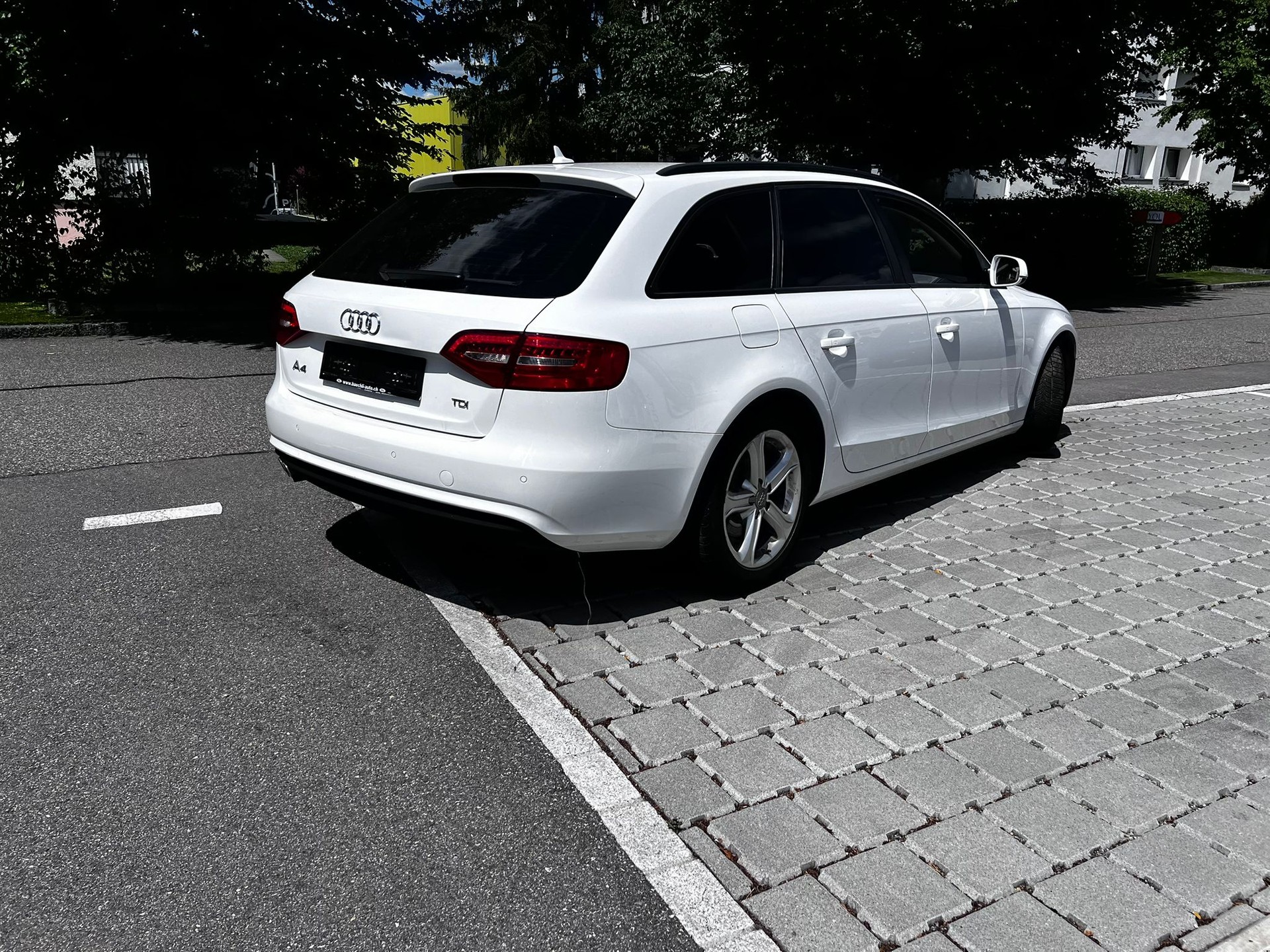 AUDI A4 Avant 2.0 TDI quattro-image-4