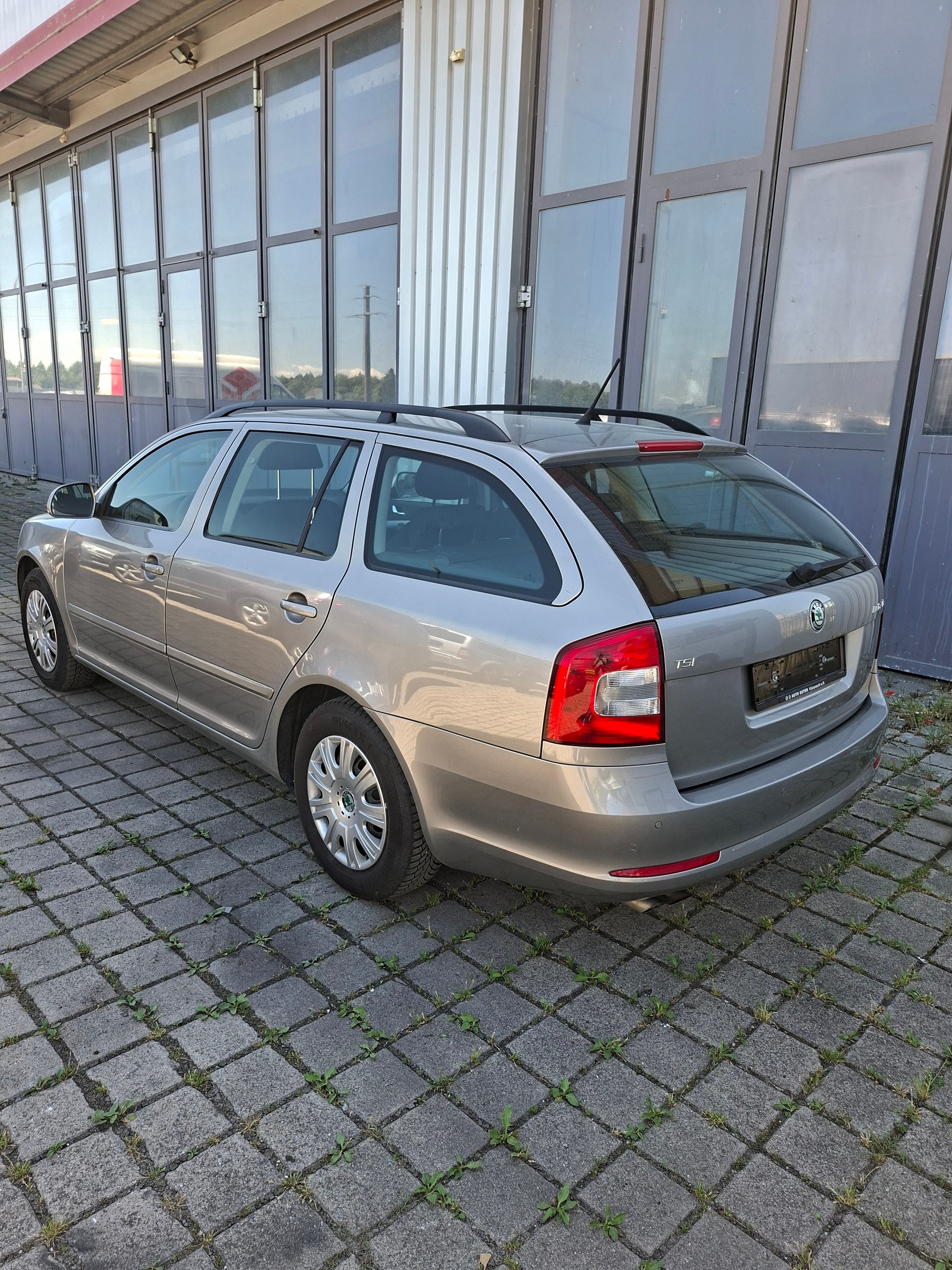 SKODA Octavia Combi 1.4 TSI Ambiente-image-1