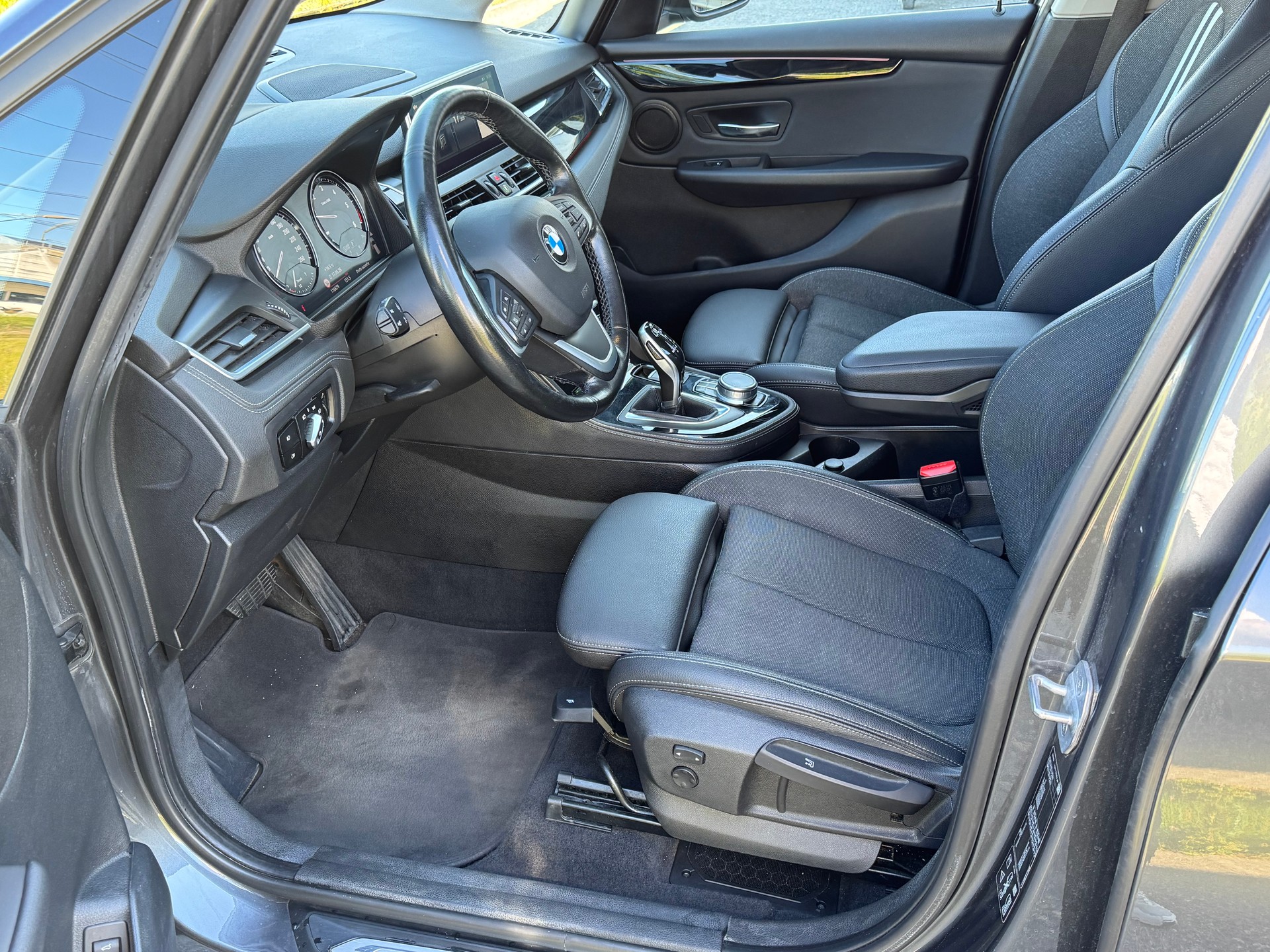 BMW 218d xDrive Active Tourer Steptronic Luxury Line-image-9