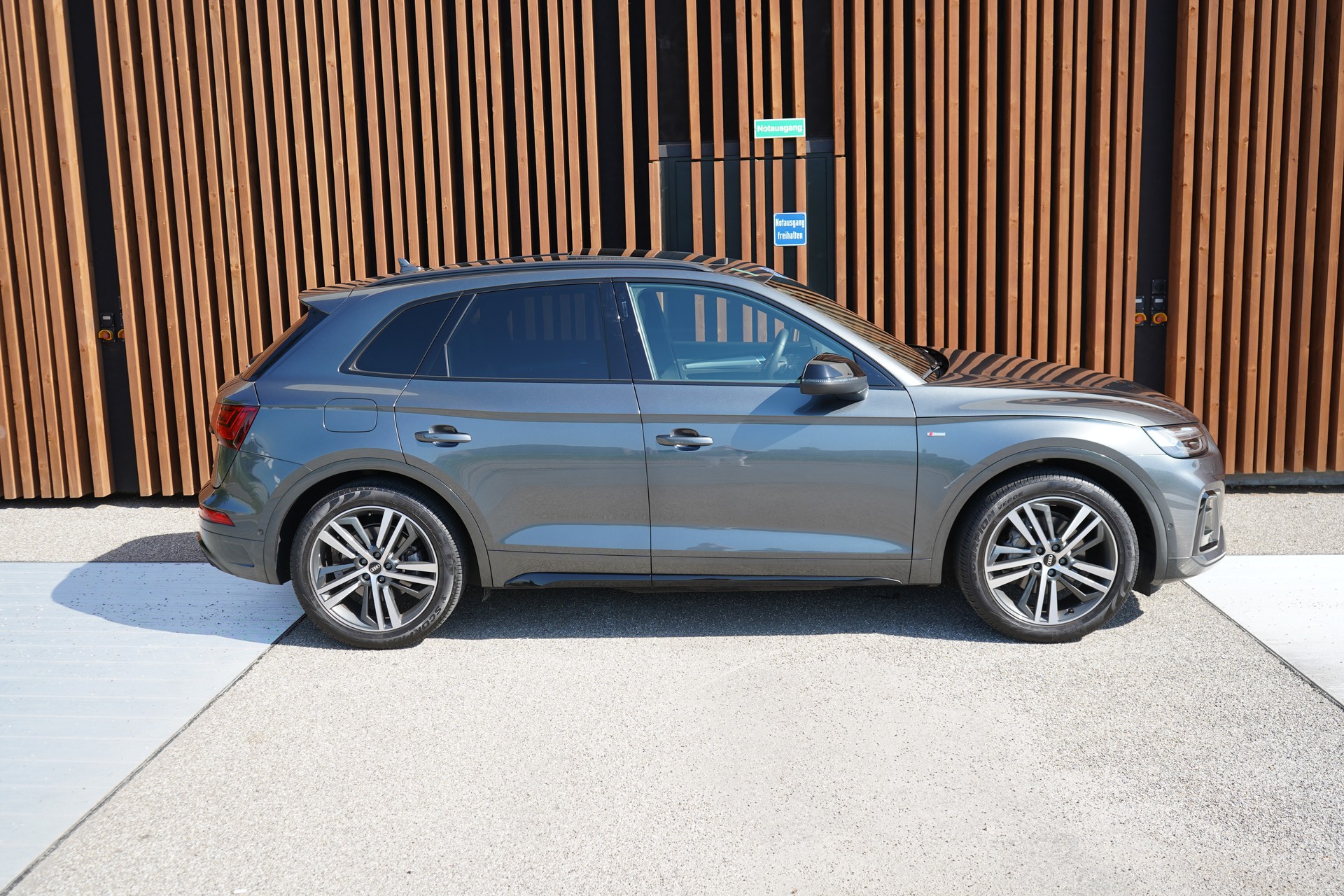 AUDI Q5 45 TFSI S LINE BLACK EDITION QUATTRO S-TRONIC l 265 PS-image-4