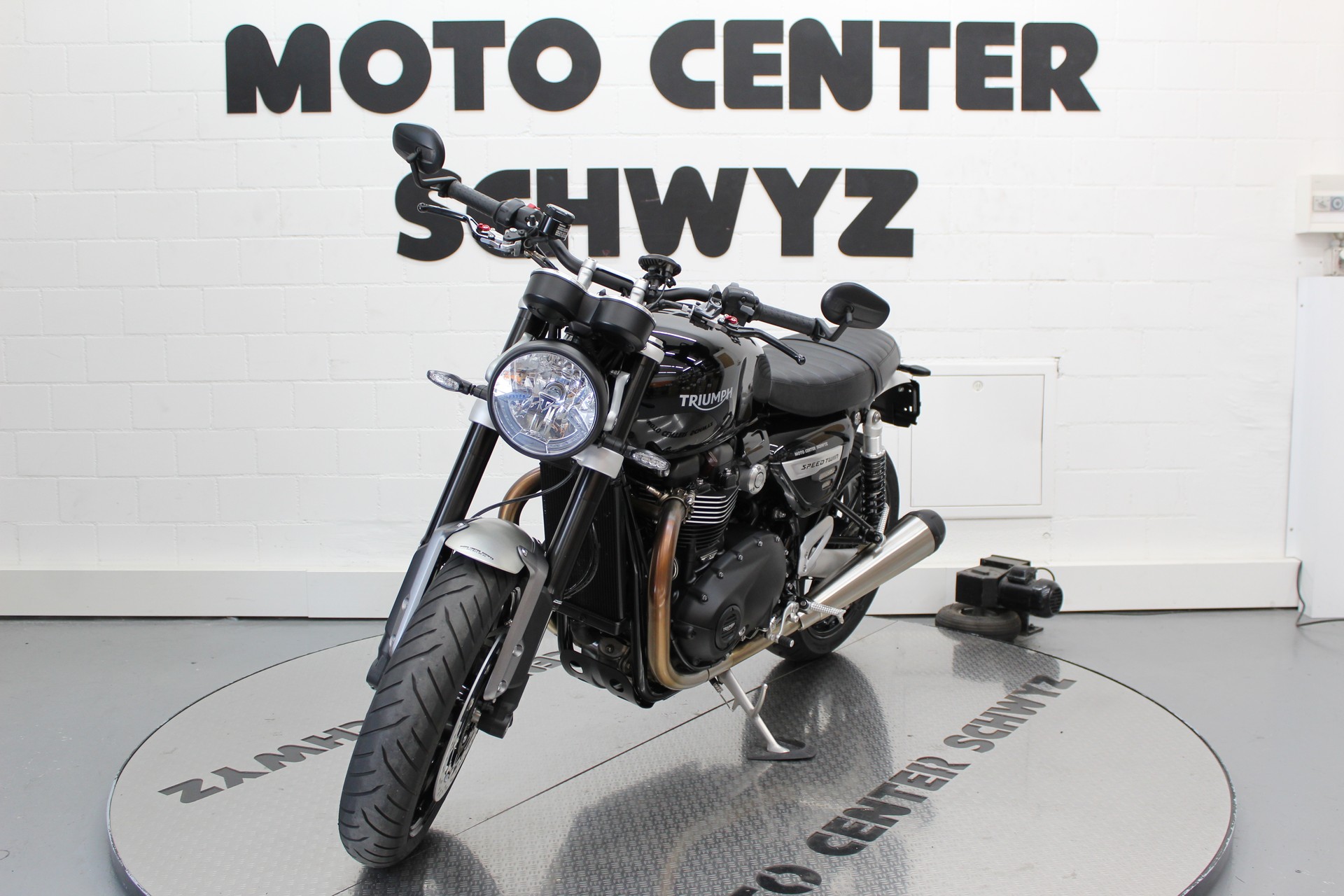 TRIUMPH Speed Twin 1200-showroom-element-3