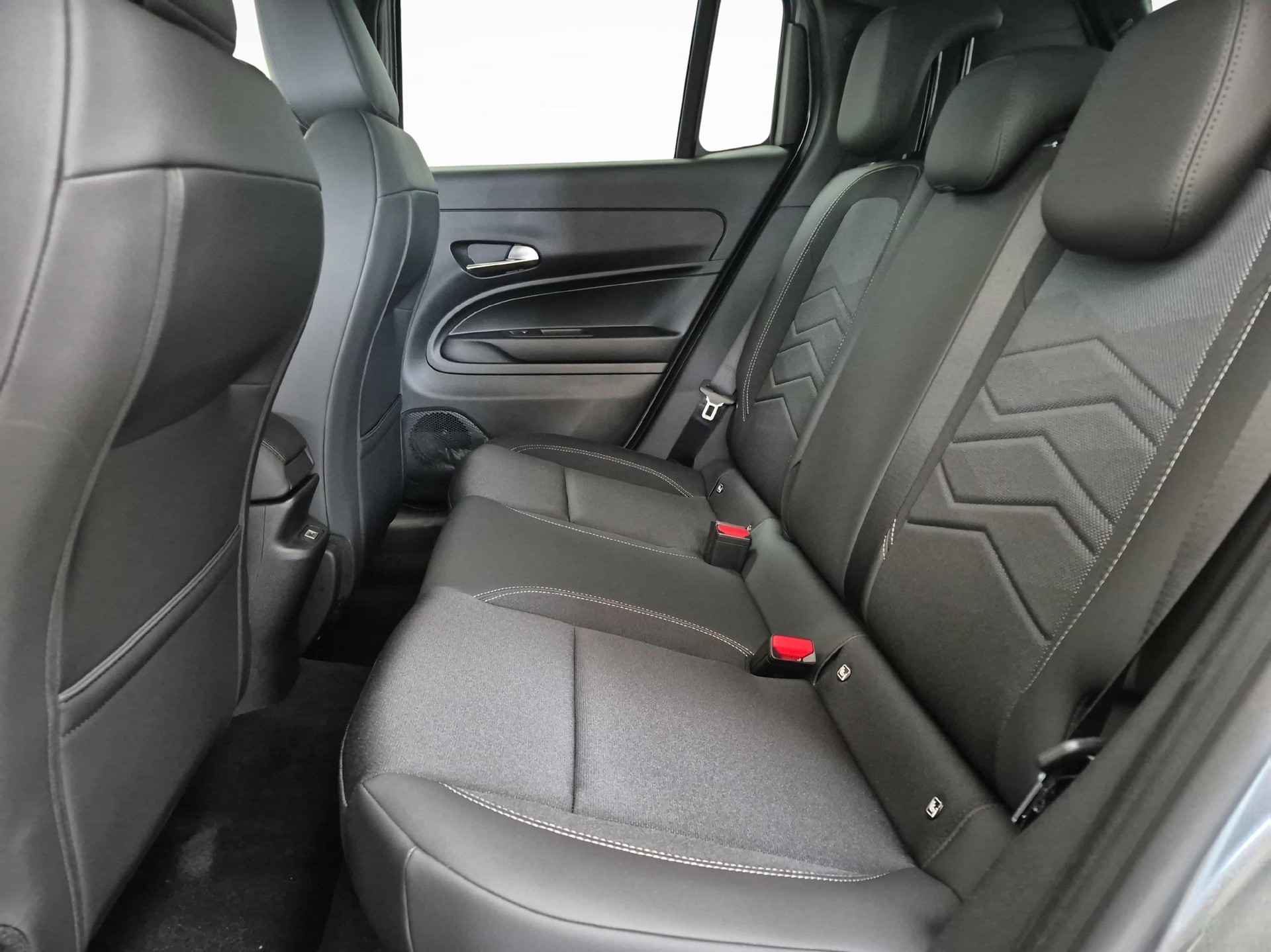 JEEP Avenger 1.2 MHEV Black Edition-image-10