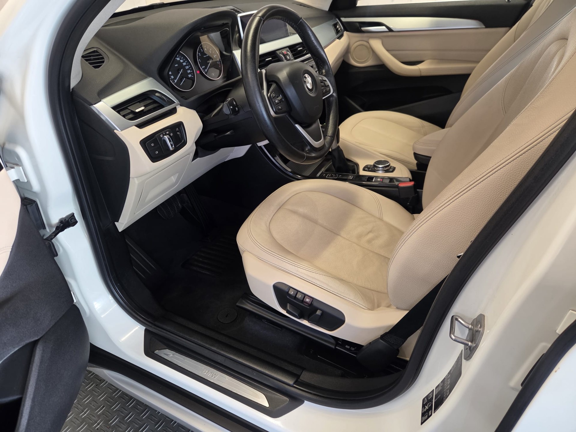 BMW X1 xDrive 25i Steptronic-image-9