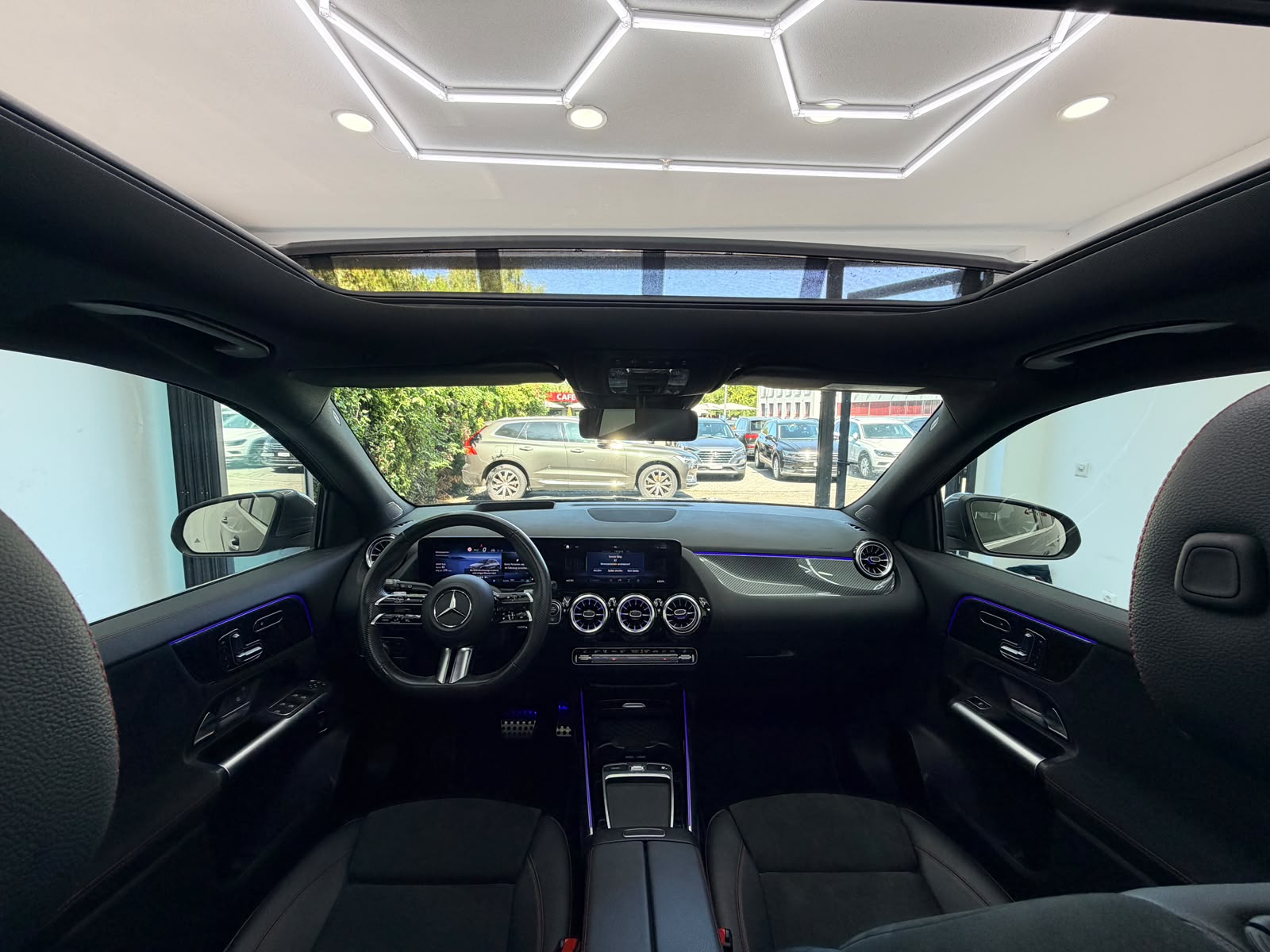 MERCEDES-BENZ GLA 200 AMG Line 7G-DCT | CH-Fahrzeug | Gratis Service 10 Jahre | Panorama | Vollaustattung |-image-9