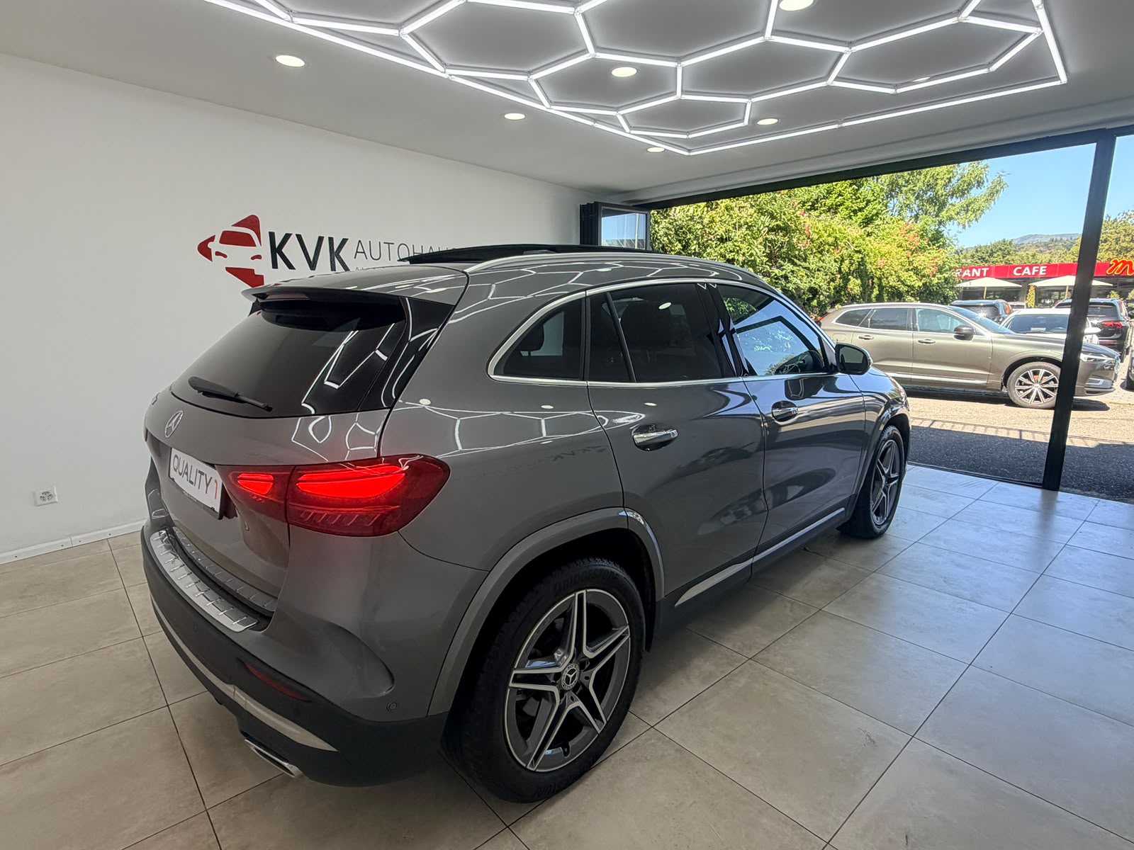 MERCEDES-BENZ GLA 200 AMG Line 7G-DCT | CH-Fahrzeug | Gratis Service 10 Jahre | Panorama | Vollaustattung |-image-5