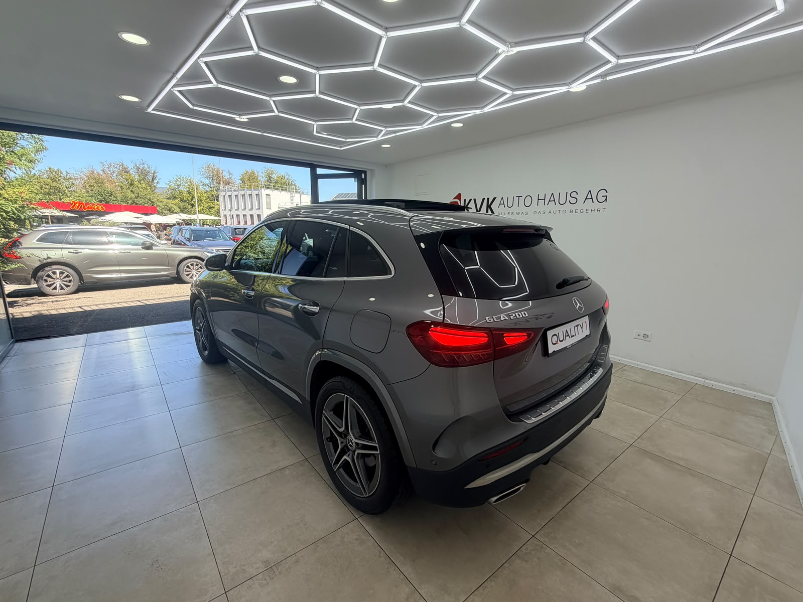 MERCEDES-BENZ GLA 200 AMG Line 7G-DCT | CH-Fahrzeug | Gratis Service 10 Jahre | Panorama | Vollaustattung |-image-6