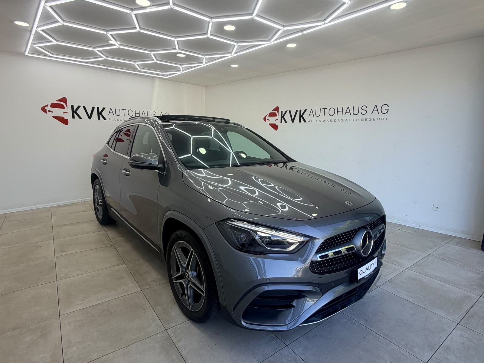 MERCEDES-BENZ GLA 200 AMG Line 7G-DCT | CH-Fahrzeug | Gratis Service 10 Jahre | Panorama | Vollaustattung |-image-4