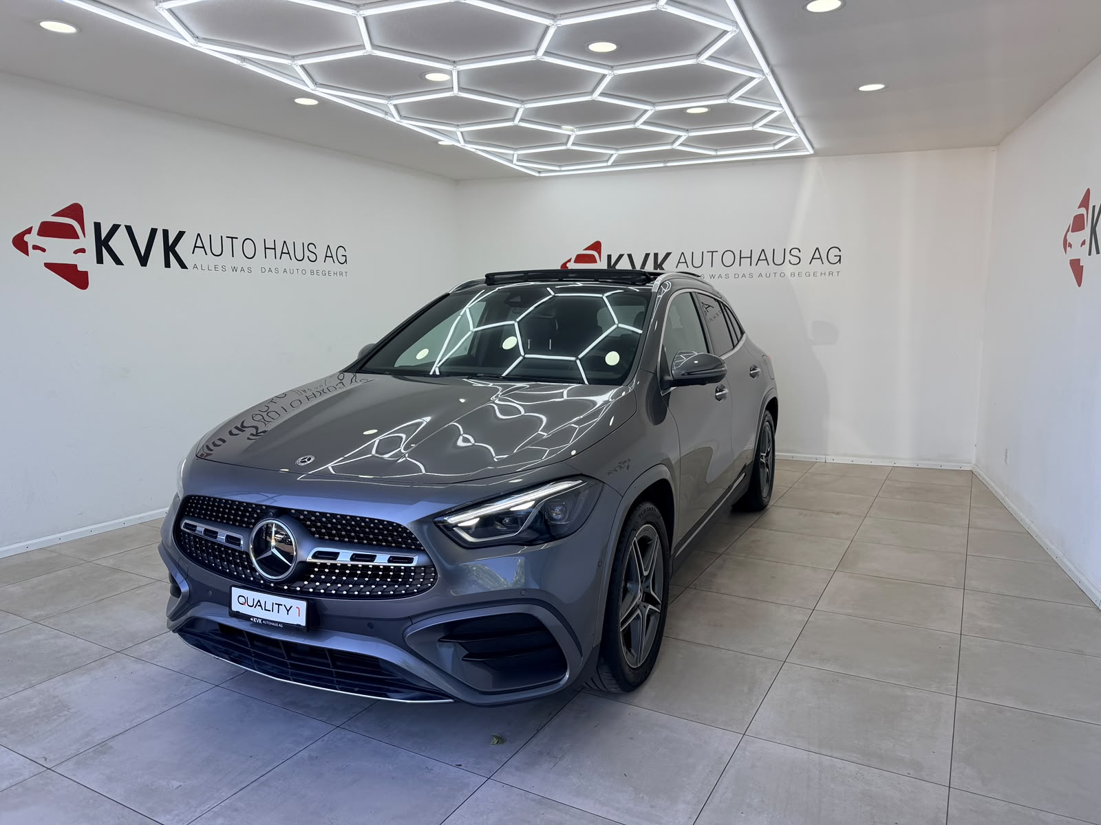 MERCEDES-BENZ GLA 200 AMG Line 7G-DCT | CH-Fahrzeug | Gratis Service 10 Jahre | Panorama | Vollaustattung |-image-2