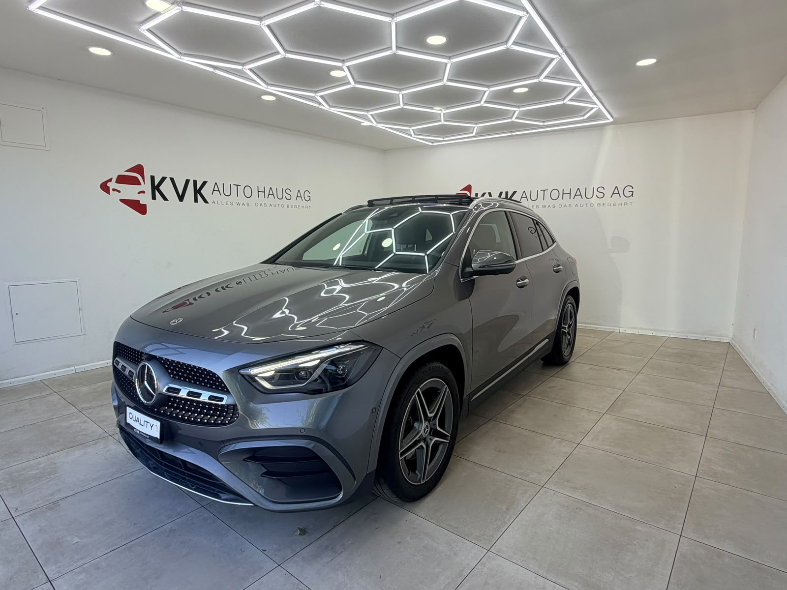 MERCEDES-BENZ GLA 200 AMG Line 7G-DCT | CH-Fahrzeug | Gratis Service 10 Jahre | Panorama | Vollaustattung |-image-1