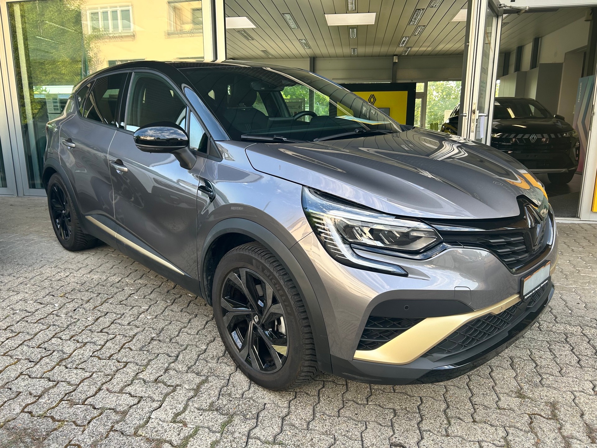 RENAULT Captur 1.6 E-Tech 145 E-Tech Engineered DHT-image-1
