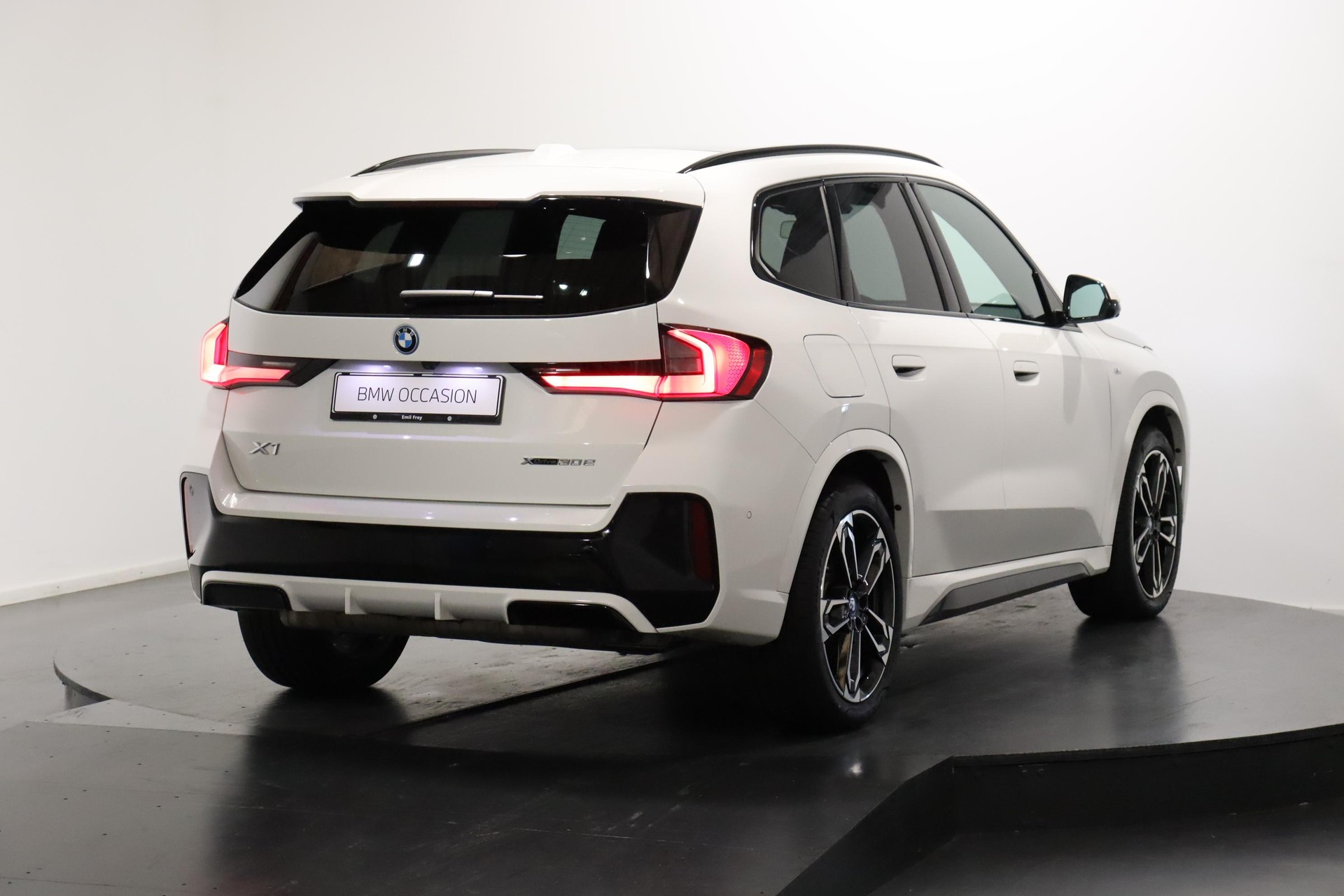 BMW X1 30e xDrive paddles-showroom-element-2