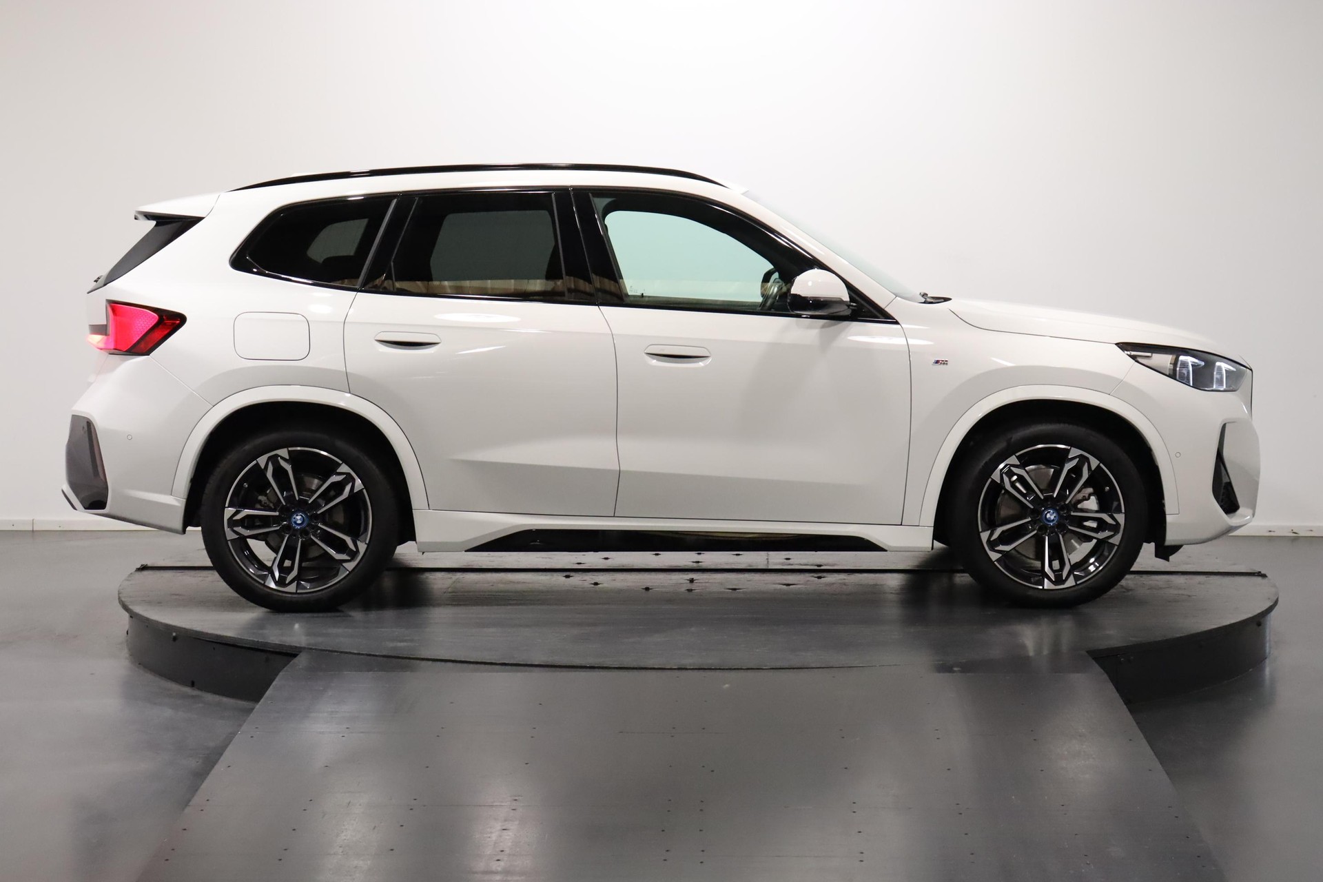 BMW X1 30e xDrive paddles-showroom-element-3