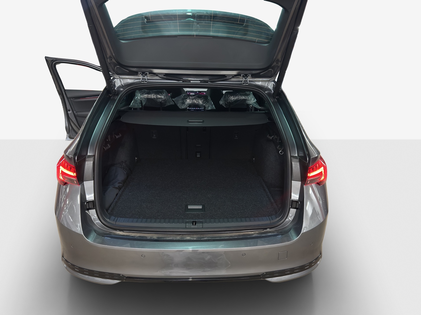 SKODA Octavia Combi 2.0 TSI DSG RS 30 Years Edition-image-12