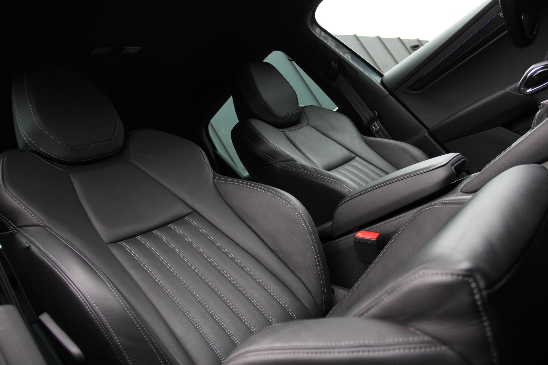 SKODA Karoq 2.0 TDI SCR SportLine 4x4 DSG ***ANHÄNGERKUPPLUNG-2100Kg*** 190-PS-image-4