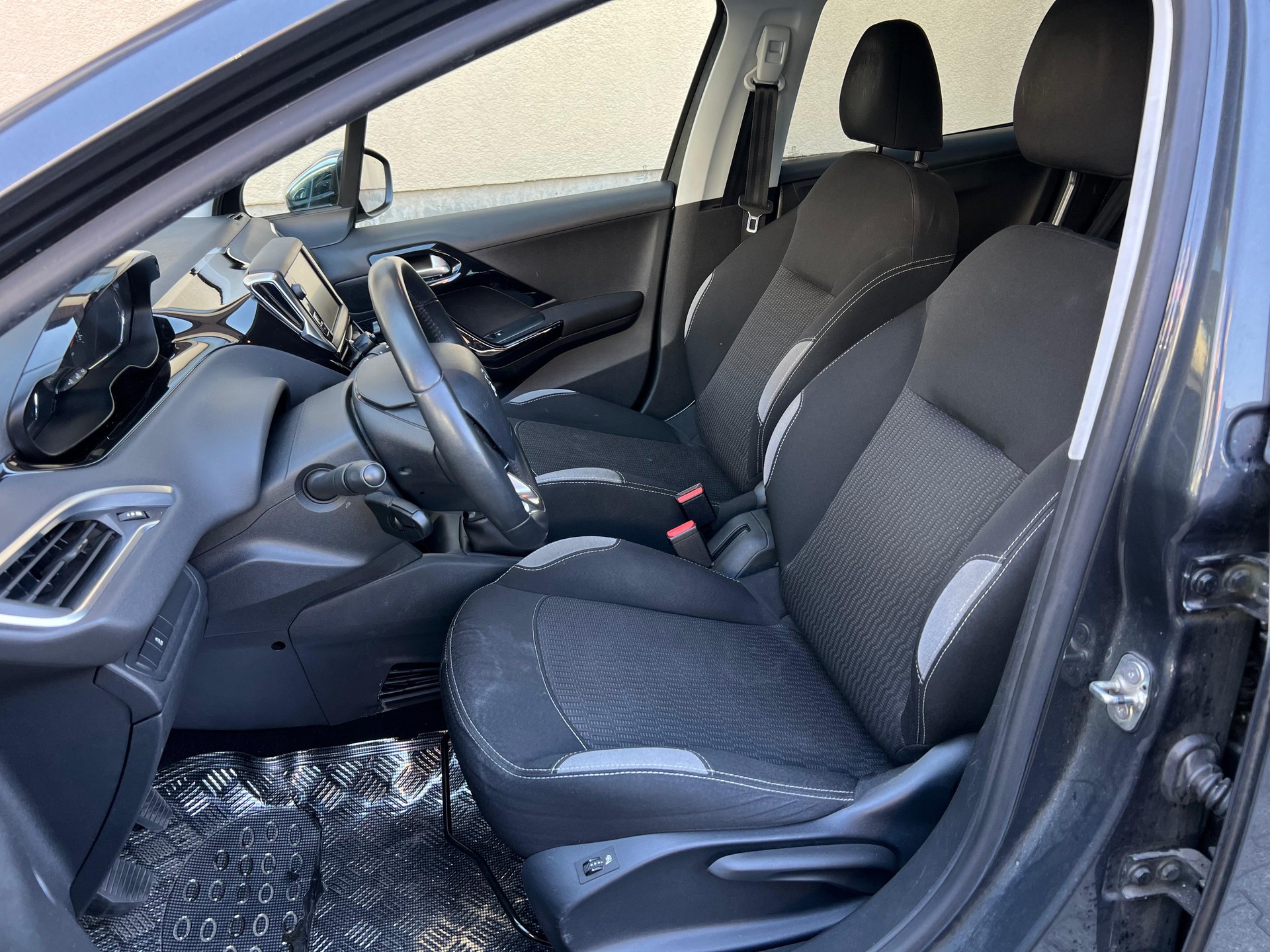 PEUGEOT 208 1.2 VTI Active-image-10