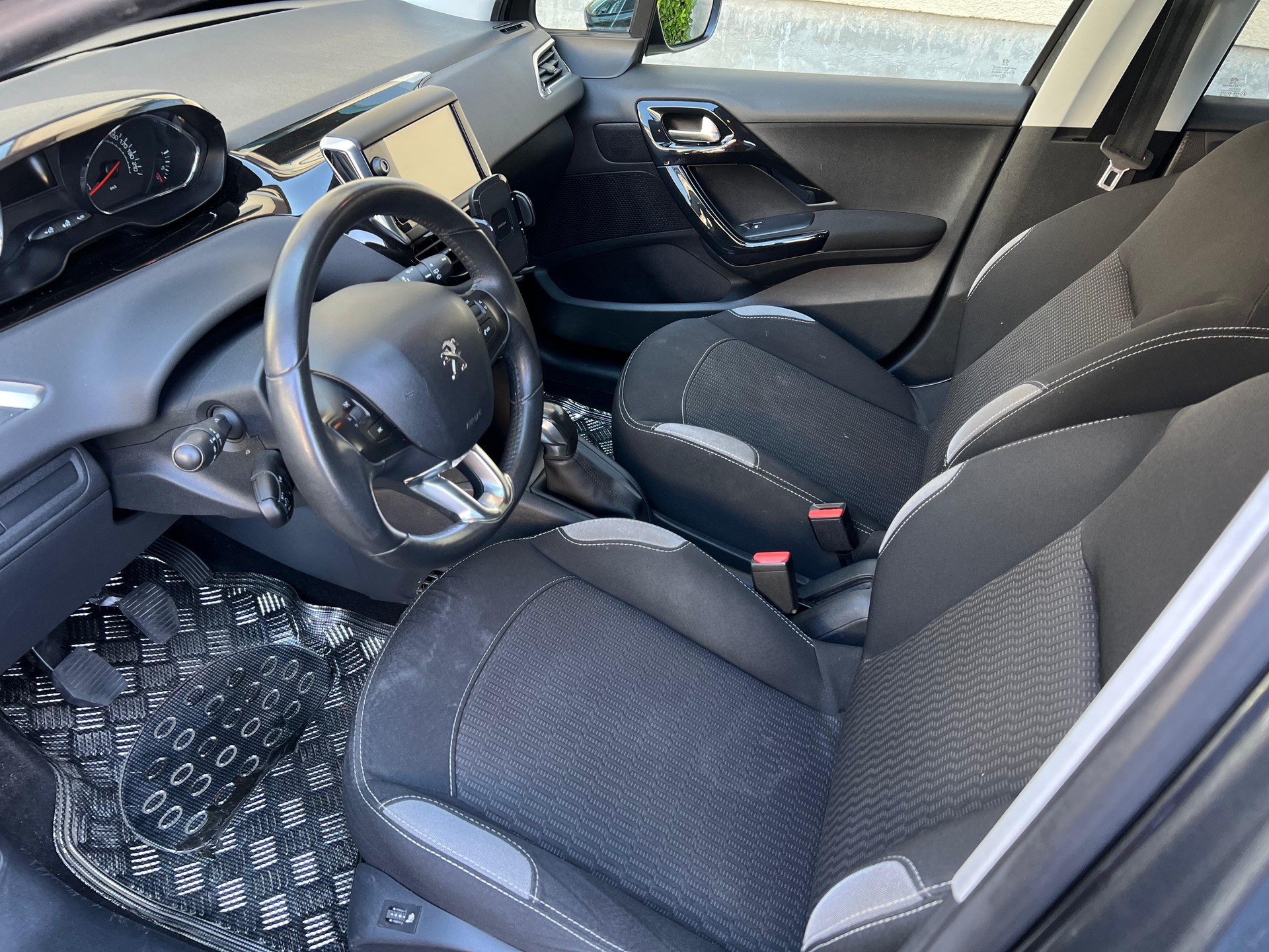 PEUGEOT 208 1.2 VTI Active-image-8