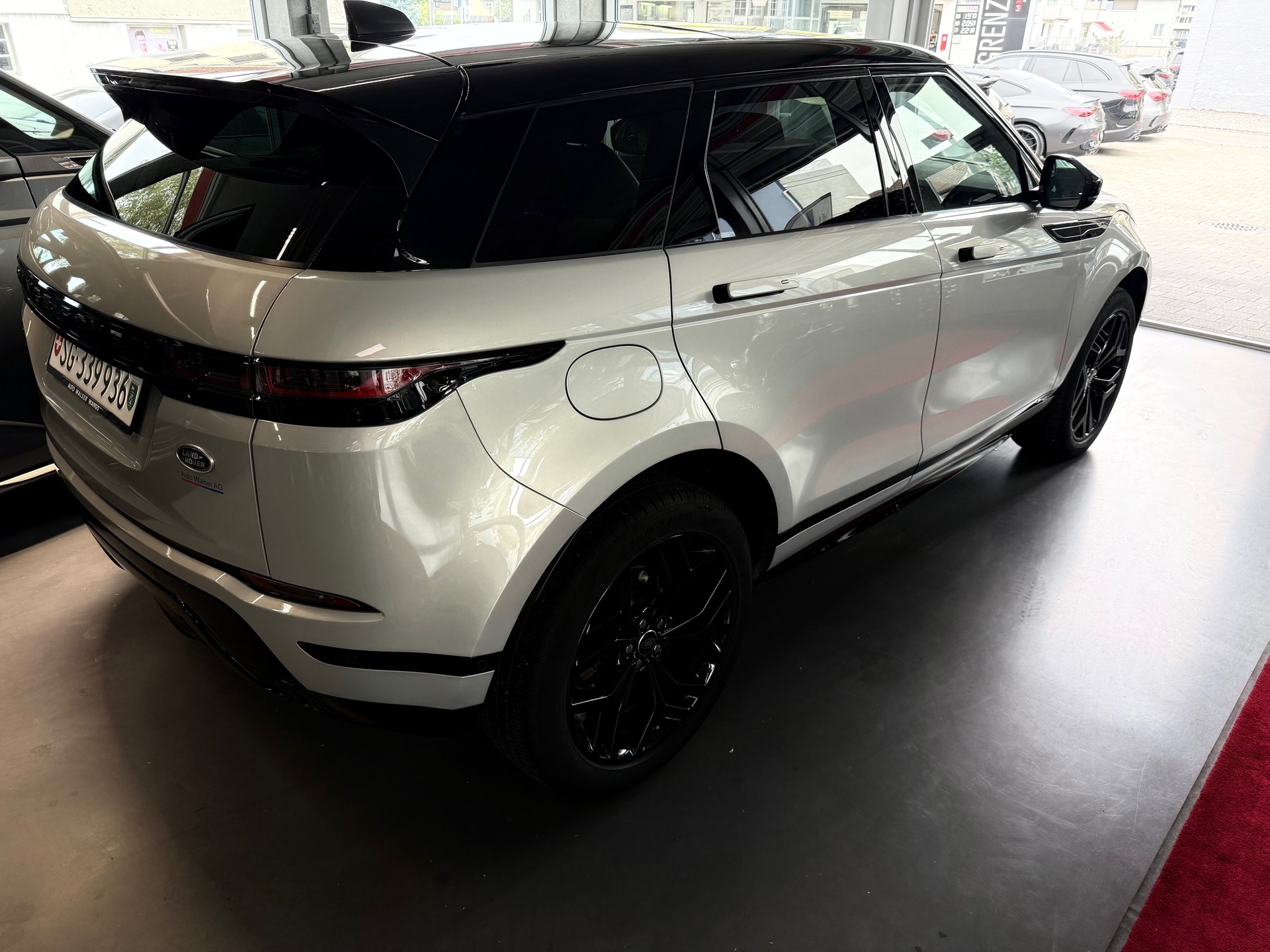 LAND ROVER Range Rover Evoque R-Dynamic D 180 AT9-image-3