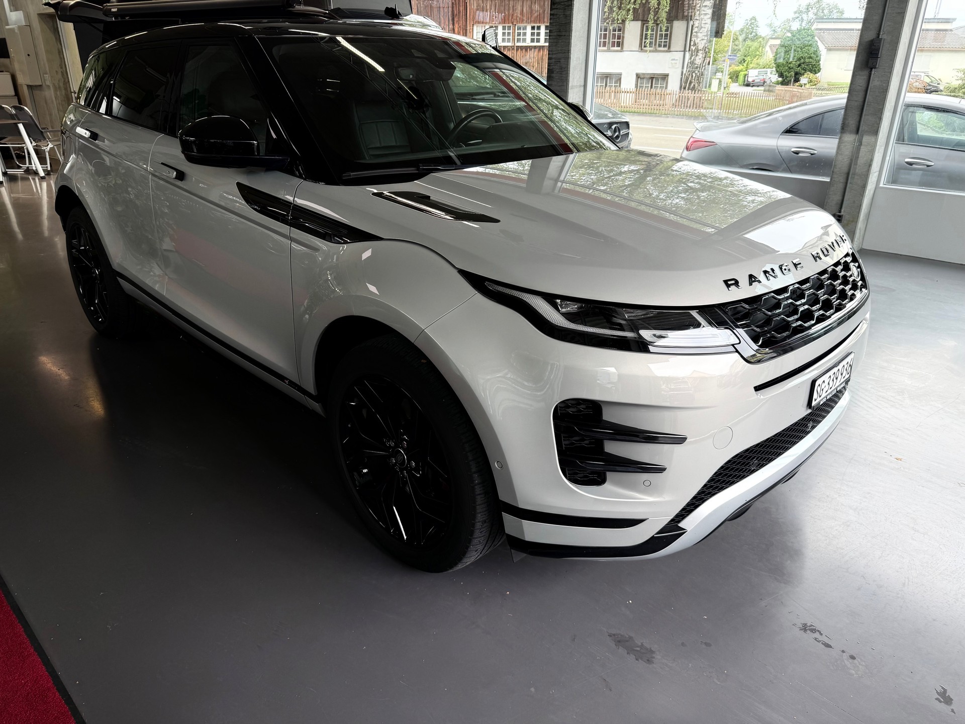 LAND ROVER Range Rover Evoque R-Dynamic D 180 AT9-image-2