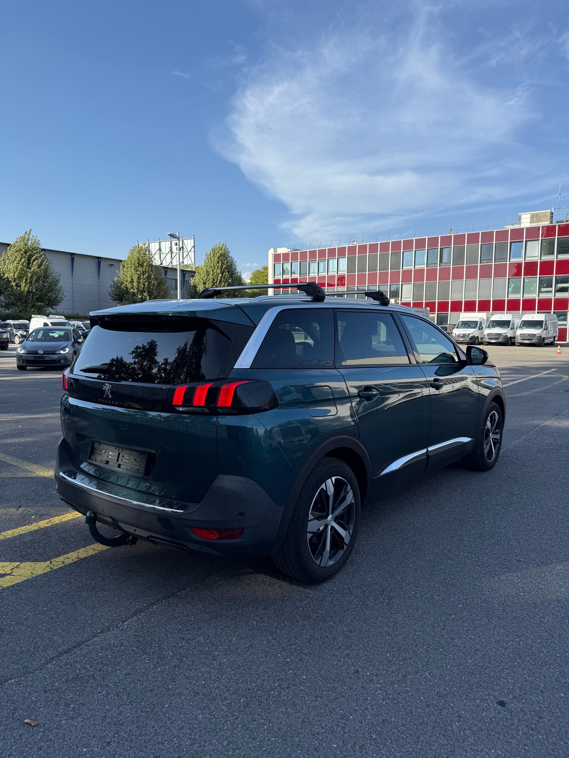 PEUGEOT 5008 1.2 Pure Tech Allure EAT8-image-3