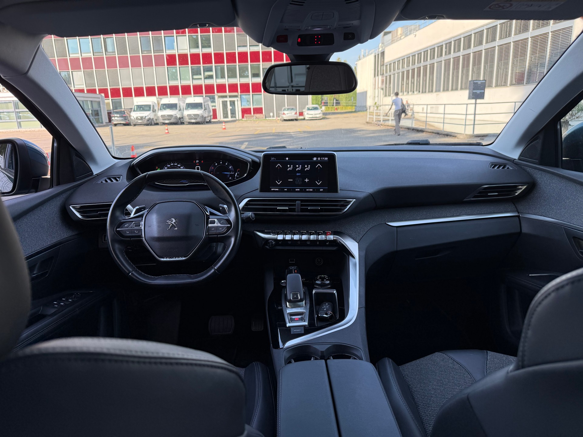 PEUGEOT 5008 1.2 Pure Tech Allure EAT8-image-7