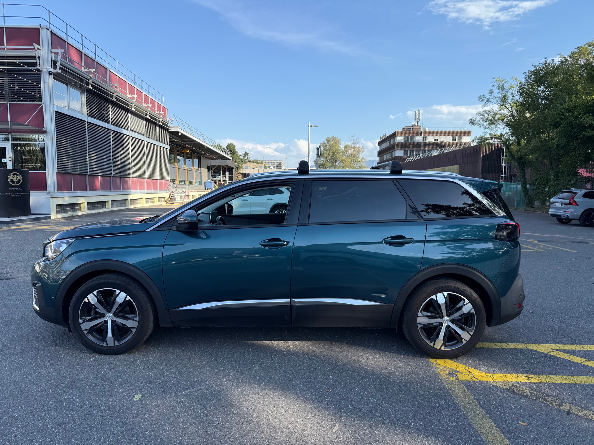 PEUGEOT 5008 1.2 Pure Tech Allure EAT8-image-1