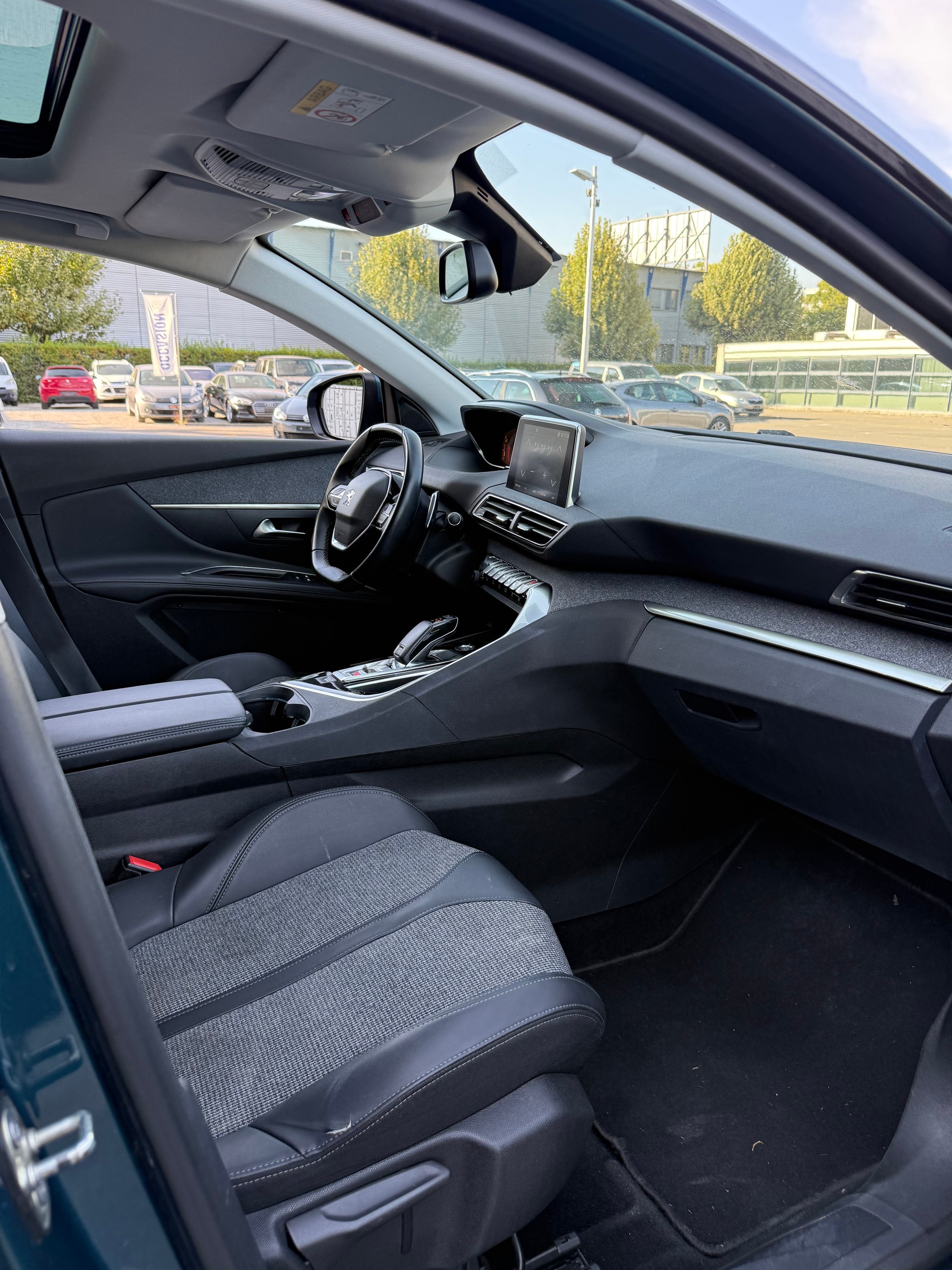 PEUGEOT 5008 1.2 Pure Tech Allure EAT8-image-8